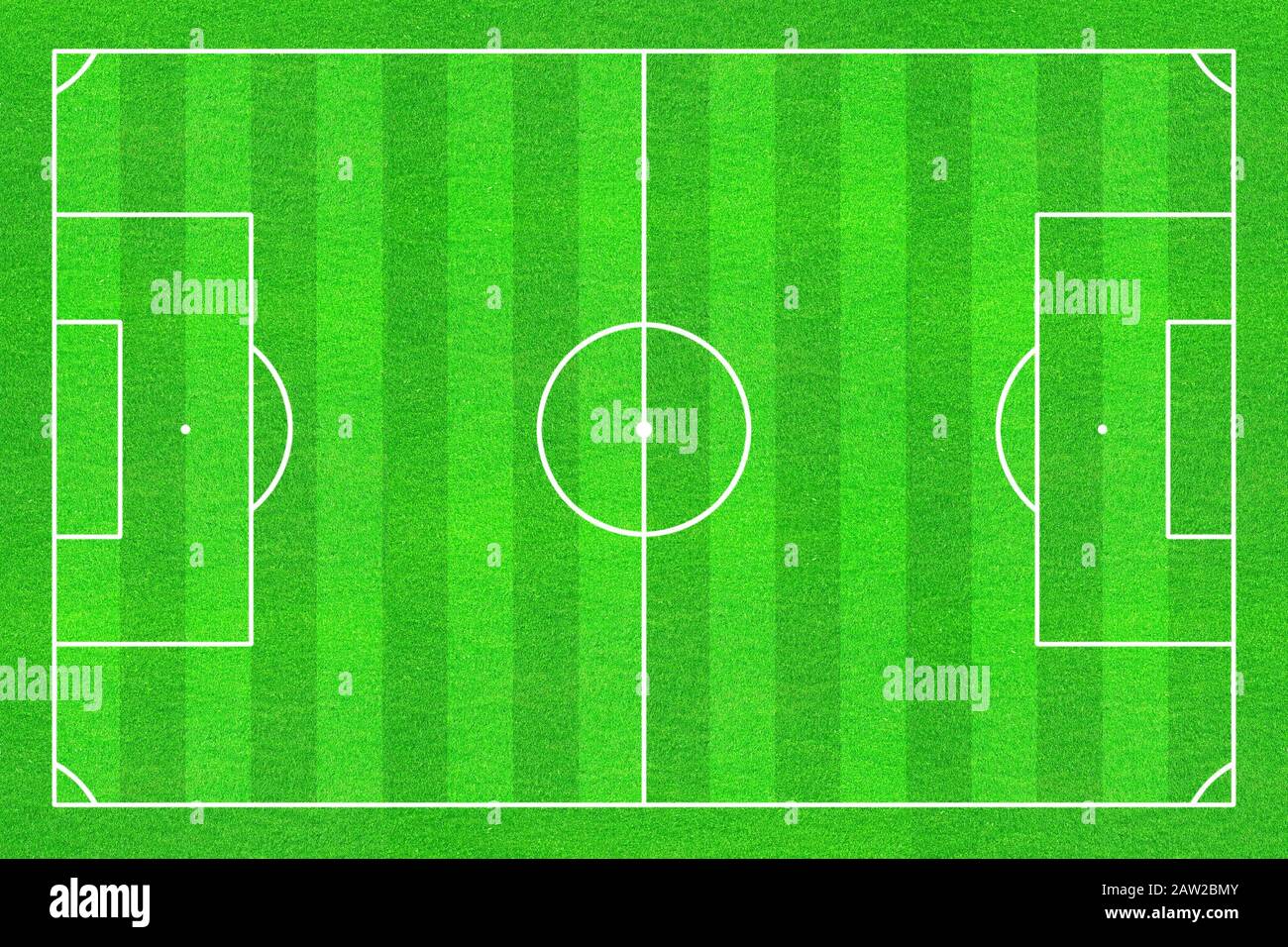 Terrain de football / Football avec lignes blanches sur l'herbe verte Banque D'Images