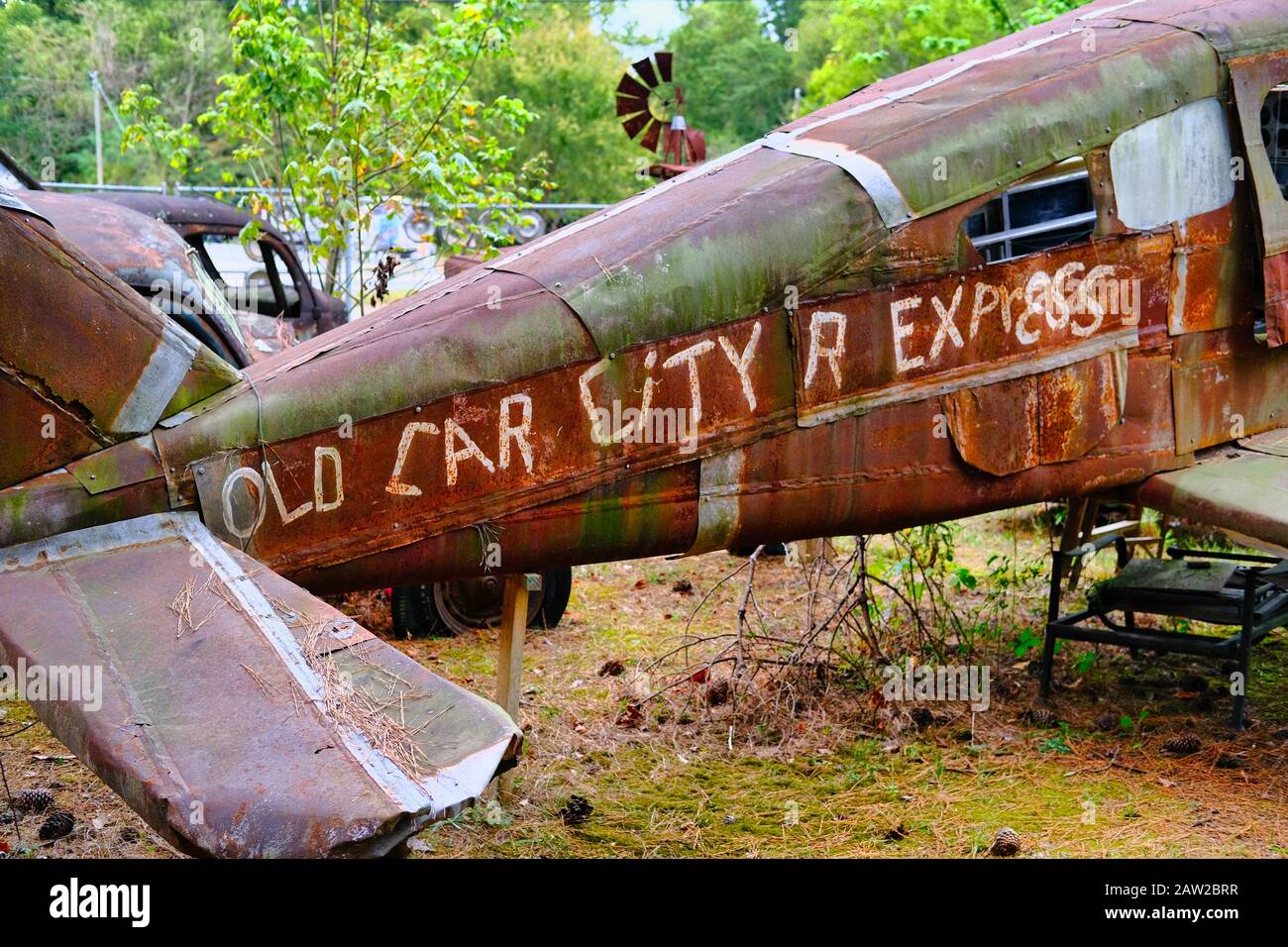 Ancien Avion Dans La Vieille Ville De Voiture Banque D'Images