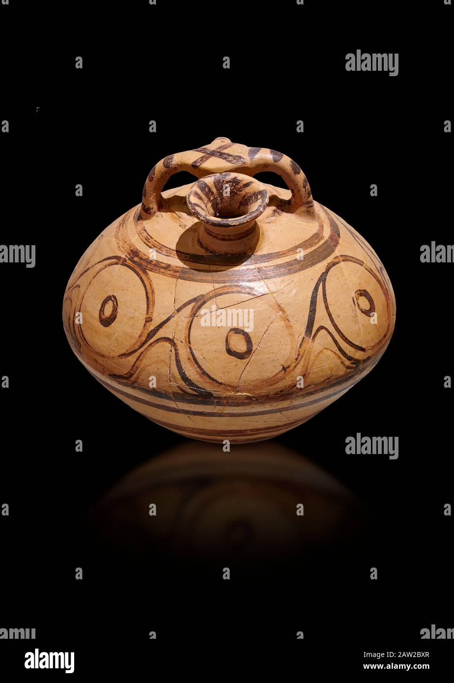 Minoan décoré de bocal à agitation, Malia Palace 1600-1450 av. J.-C.; Musée archéologique d'Héraklion, fond noir. Banque D'Images