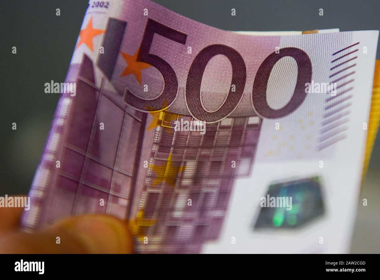 Cracovie, Pologne. 6 février 2020. Dans cette photo, un billet de 500 euros est affiché. Crédit: Omar Marques/Sopa Images/Zuma Wire/Alay Live News Banque D'Images