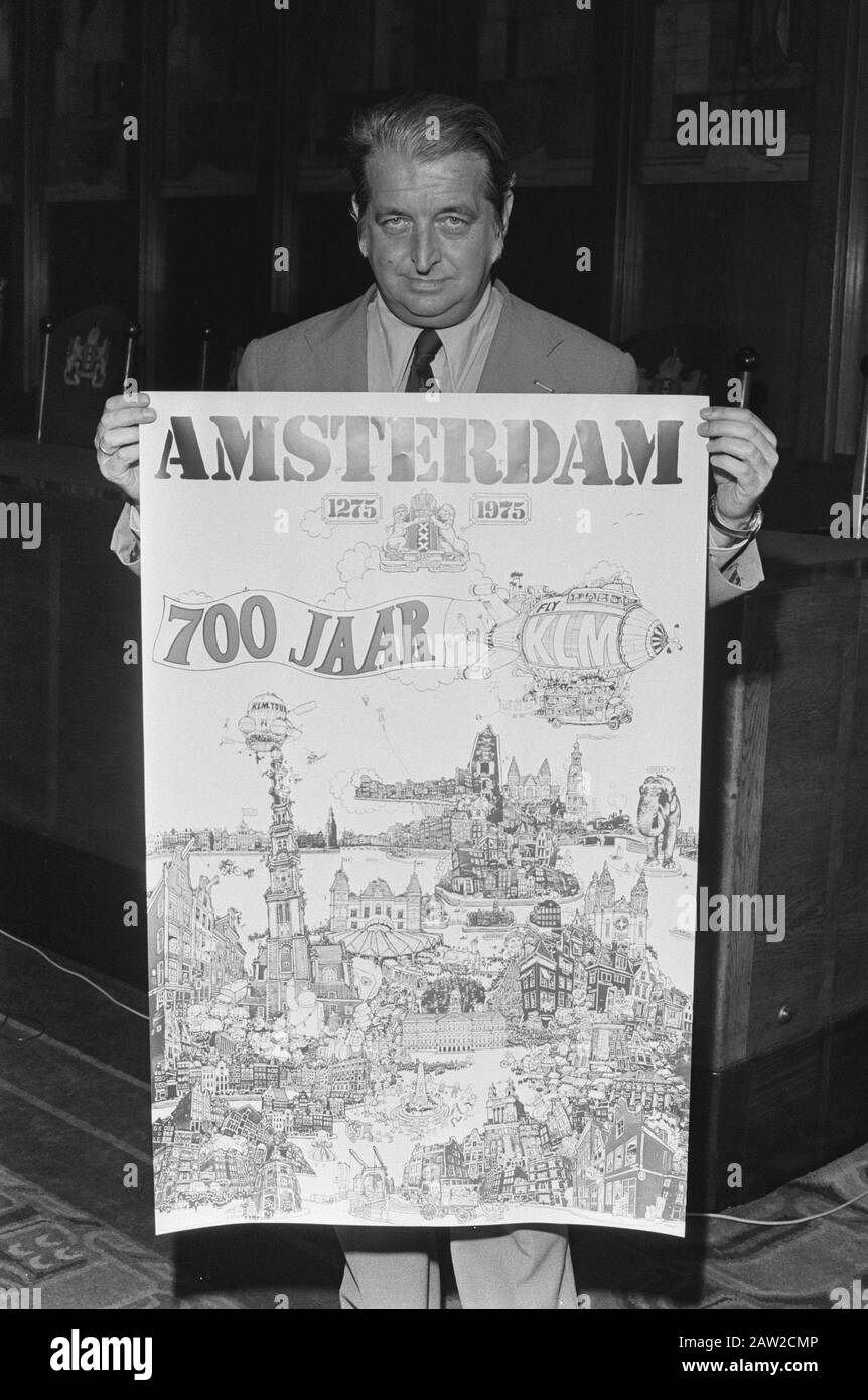 Conférence de presse Amsterdam commune i.v.p.a.m. 700ème anniversaire de la ville d'Amsterdam; M. Oostrom avec affiche Date: 19 août 1974 lieu: Amsterdam, Noord-Holland mots clés: Affiches, municipalités, conférences de presse Banque D'Images