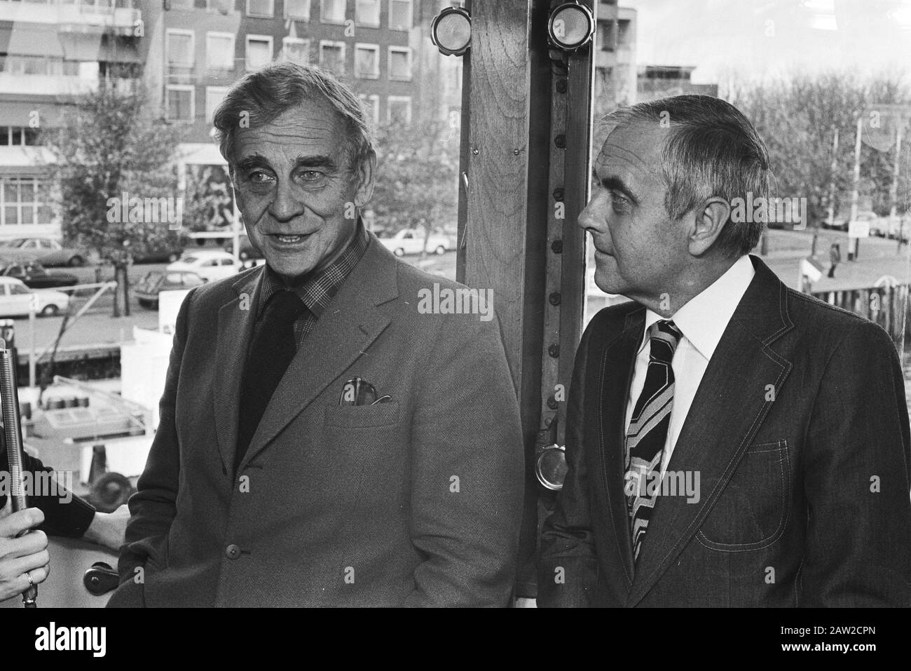 Conférence de presse Hollands Gorie (TV), écrivain Jan de Hartog (L) et réalisateur Walter van de Kamp Date : 3 novembre 1977 mots clés : directeurs, conférences de presse, auteurs Nom Jan de Hartog, Walter van de Kamp Banque D'Images