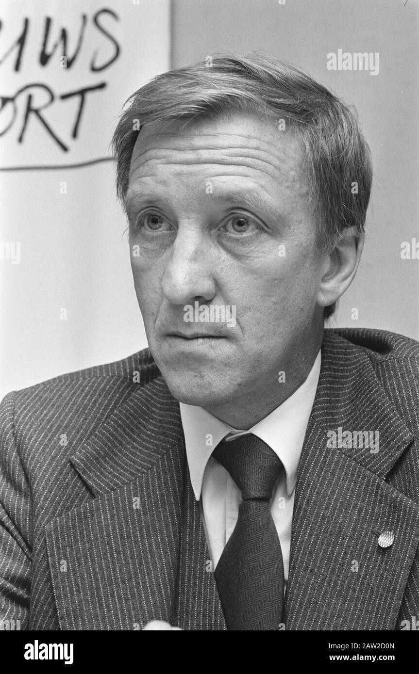 Conférence de presse en rapport avec la publication du vertali de l'Annuaire SIPRI 1984; No. 2 coupe Lotgard No. 3, 4, 5 crevettes Hylke Date:. 25 Septembre 1984 Mots Clés : Conférences De Presse Nom De La Personne : Hylke Tromp Banque D'Images