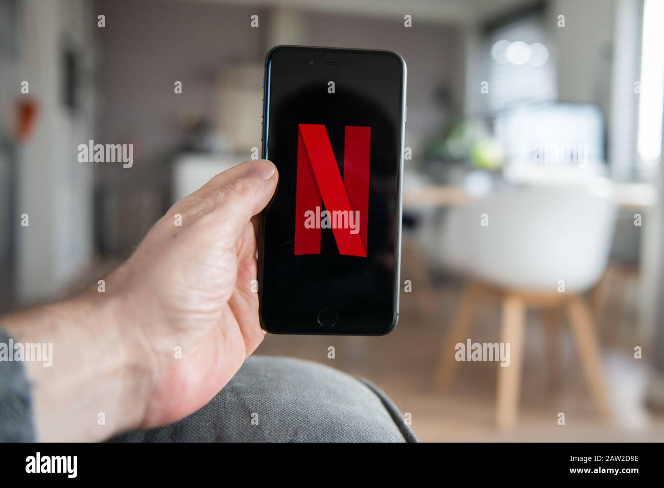 Amsterdam, Pays-Bas, 02/06/2020, Homme tenant iphone 8 plus, Netflix écran de démarrage sur téléphone mobile. Vidéo en ligne Netflix, sous-sc de diffusion de contenu Banque D'Images