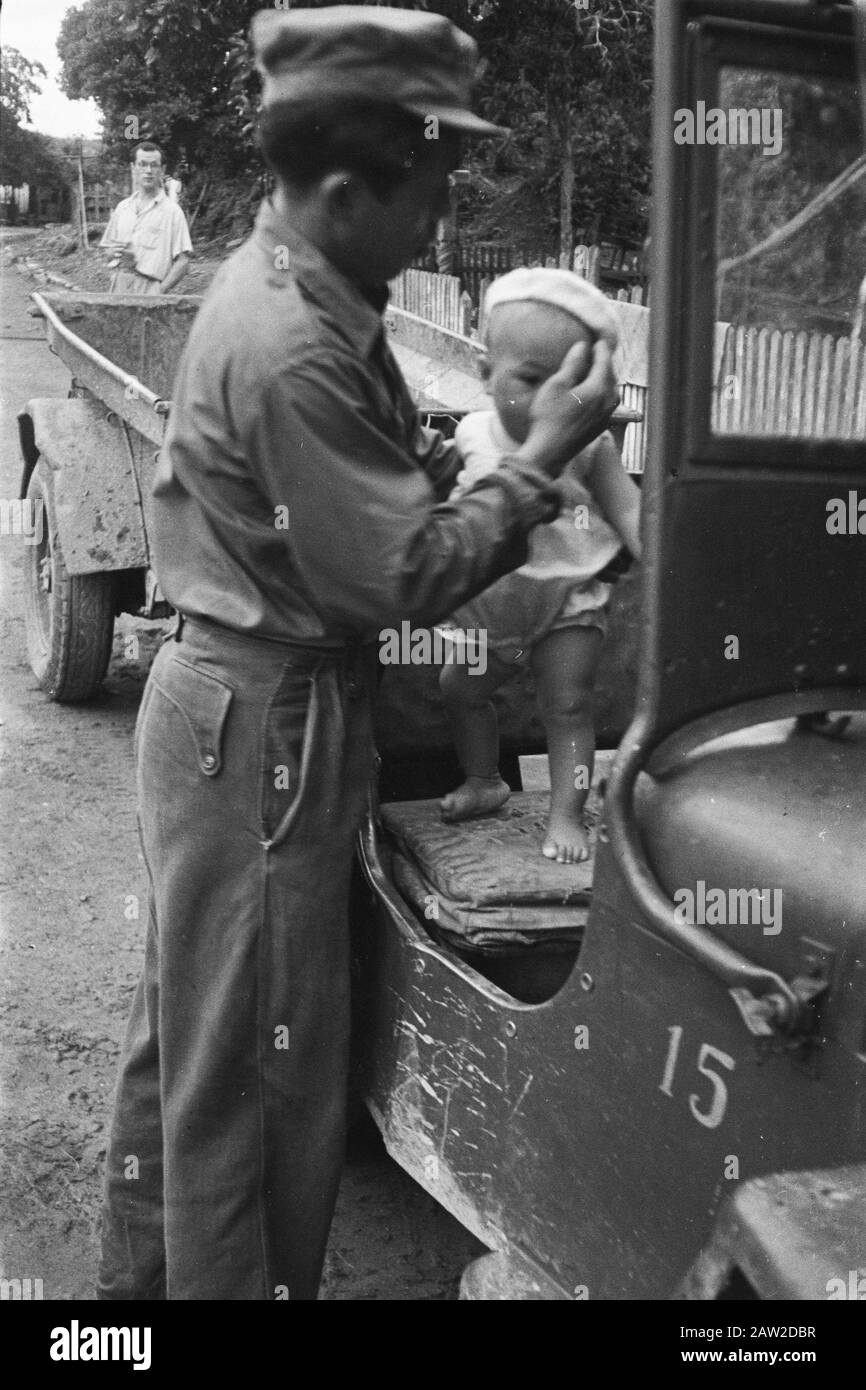 Borneo (1947 février) KNil soldat avec un petit enfant en jeep Date : février 1947 lieu : Borneo, Indonésie, Kalimantan, Antilles néerlandaises de l'est Banque D'Images Borneo (1947 février) KNil soldat avec un petit enfant en jeep Date : février 1947 lieu : Borneo, Indonésie, Kalimantan, Antilles néerlandaises de l'est Banque D'Images