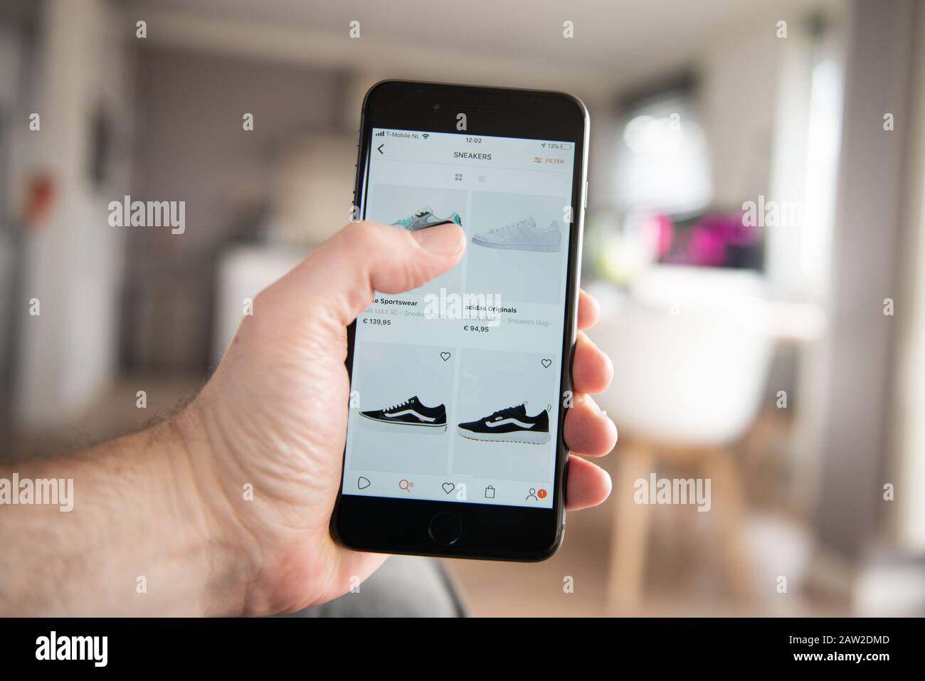 Amsterdam, Pays-Bas, 02/06/2020, Homme tenant son smartphone, écran de démarrage Zalando sur smartphone, écran mobile. Plateforme d'achat en ligne Banque D'Images