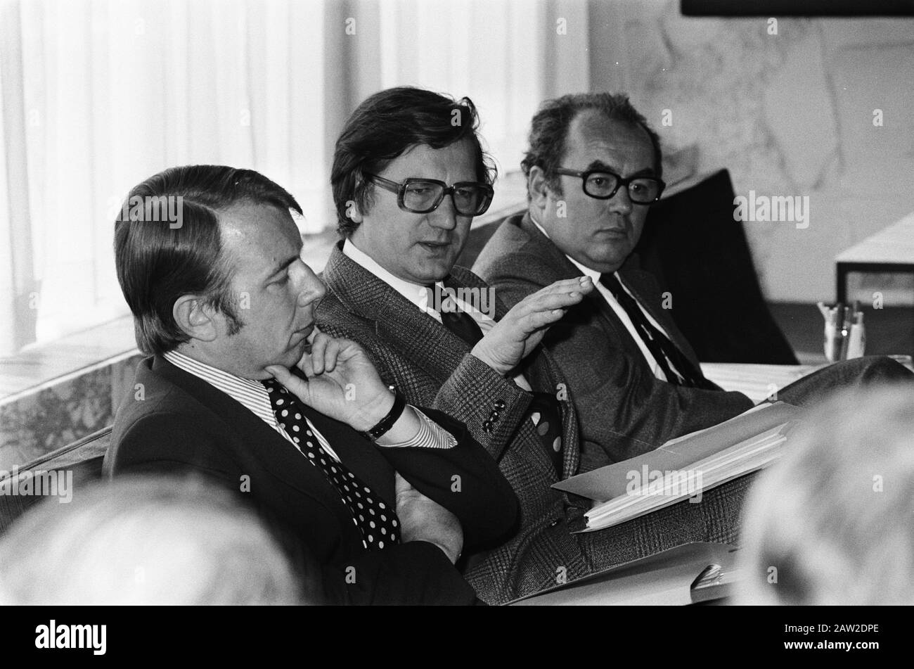 Conférence de presse après consultation port maritime Benelux à Rotterdam; v.l.n.n. Ministre Chabert, Ministre Westerterp, Ministre Refringe Date : 22 Avril 1975 Lieu : Rotterdam, Hollande-Méridionale Mots Clés : Conférences De Presse Nom De La Personne : Westerterp, Tjerk Banque D'Images