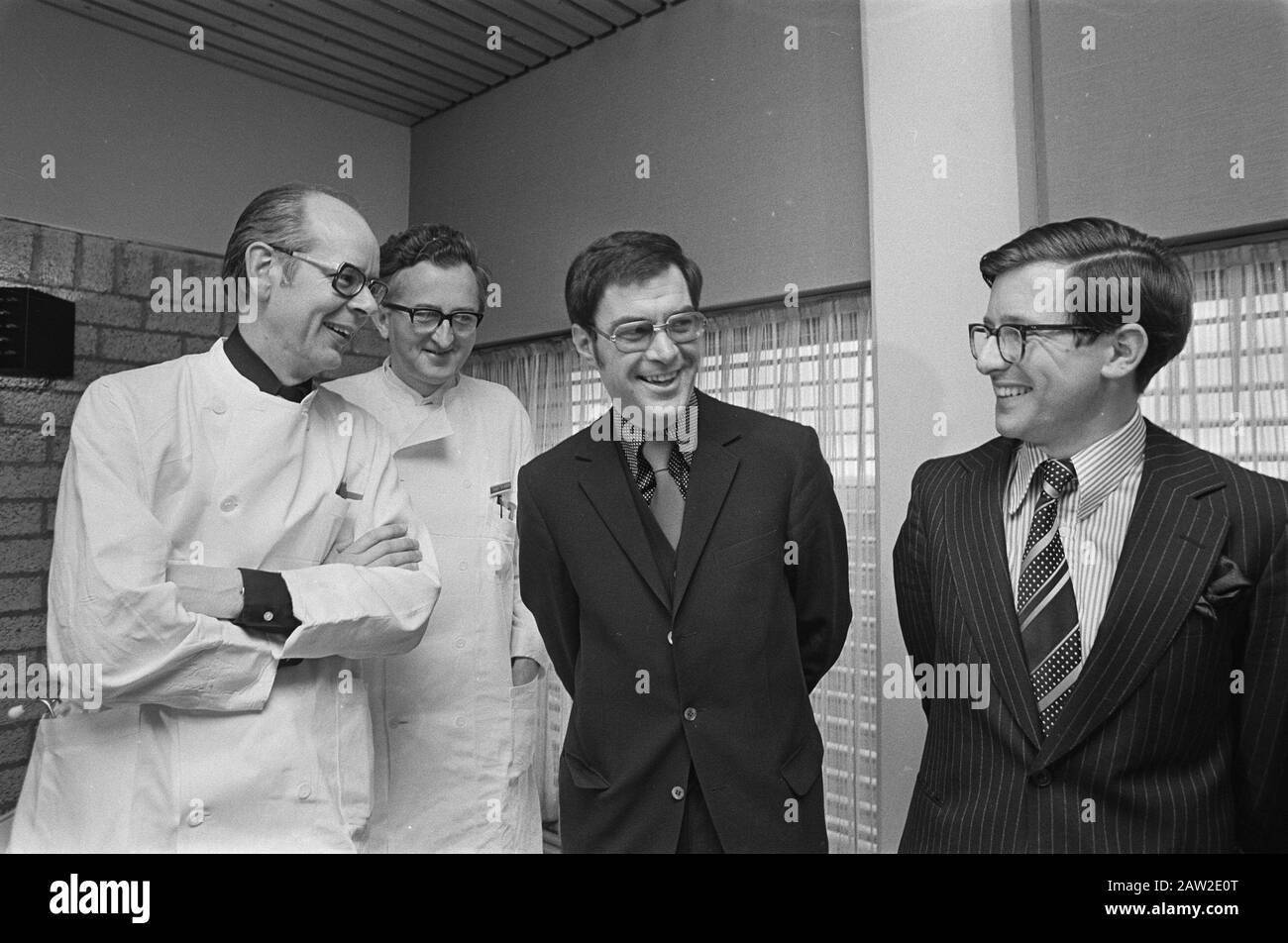 Quintuplets de la conférence de presse n.a.v. à l'hôpital pour enfants de Rotterdam Sophia; v.l.n.n. .... Dr JW Mettau (docteur Professeur HKA visser (Chef du Département Date: 19 janvier 1976 lieu: Rotterdam, Hollande-Méridionale mots clés: Médecins, conférences de presse, quintuplets Banque D'Images