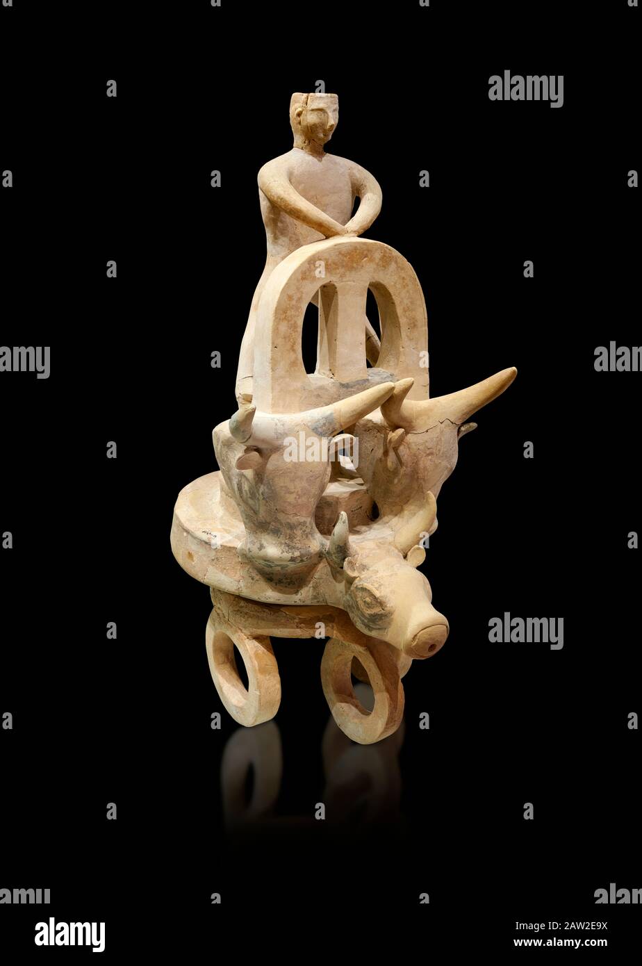Minoan modèle culte d'un char à 3 roues dessiné par un taureau avec un ...