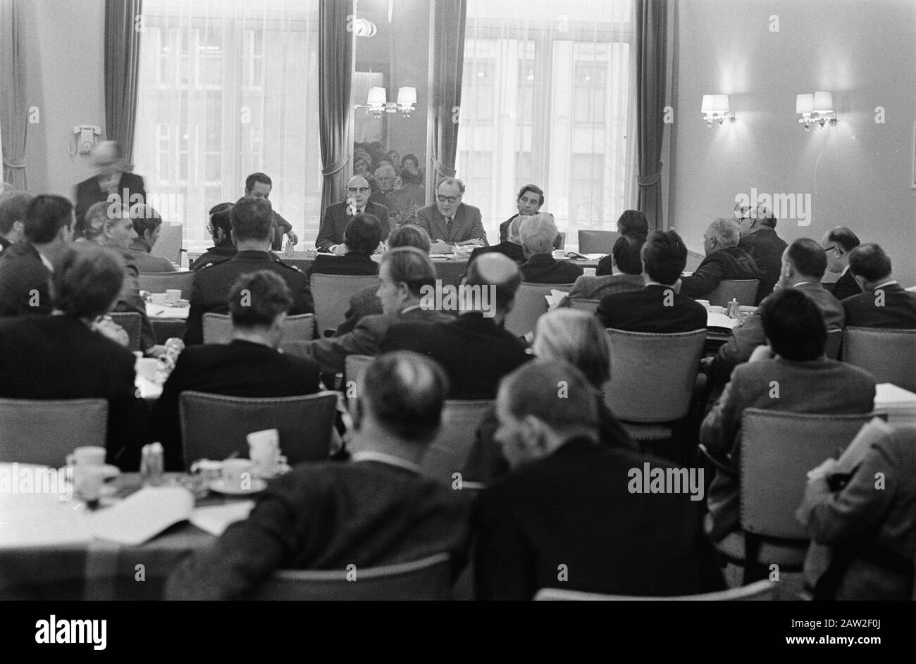 RVD Conférence de presse à l'occasion de la visite d'état du Président fédéral allemand, du Dr. G. Heinemann et de la femme de Ned. 6 Scheuer, The Ru and Van der Date: 19 novembre 1969 lieu: Allemagne mots clés: Conférences de presse Nom De La Personne: Berge, Willem Hendrik van den, de Ru Dr. G. Heinemann Banque D'Images