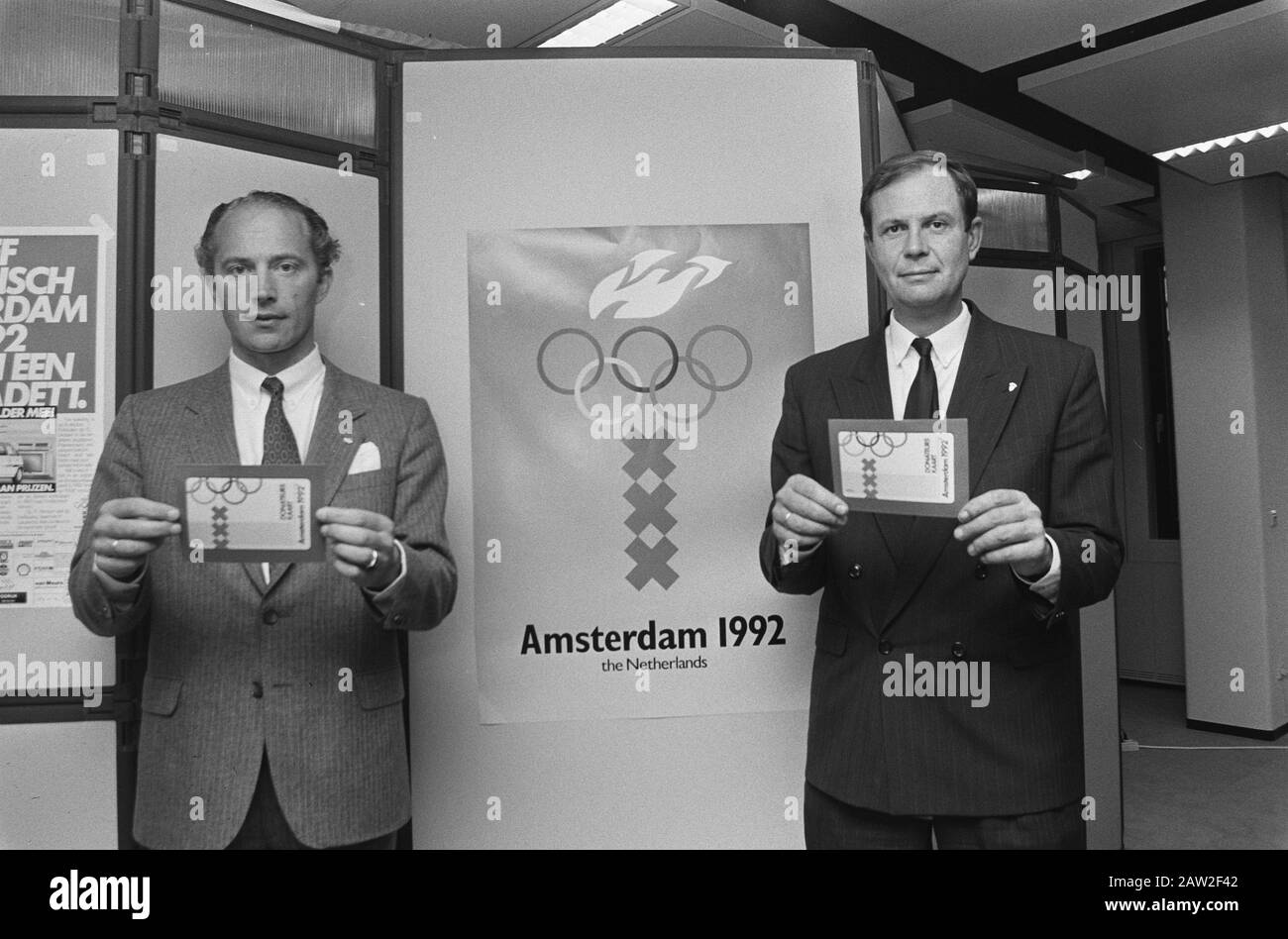 Conférence de presse de la Fondation Jeux olympiques de 1992; Président Reitsma Speaking (centre) with links Reitsma Date: 27 août 1986 mots clés: Conférences de presse Banque D'Images