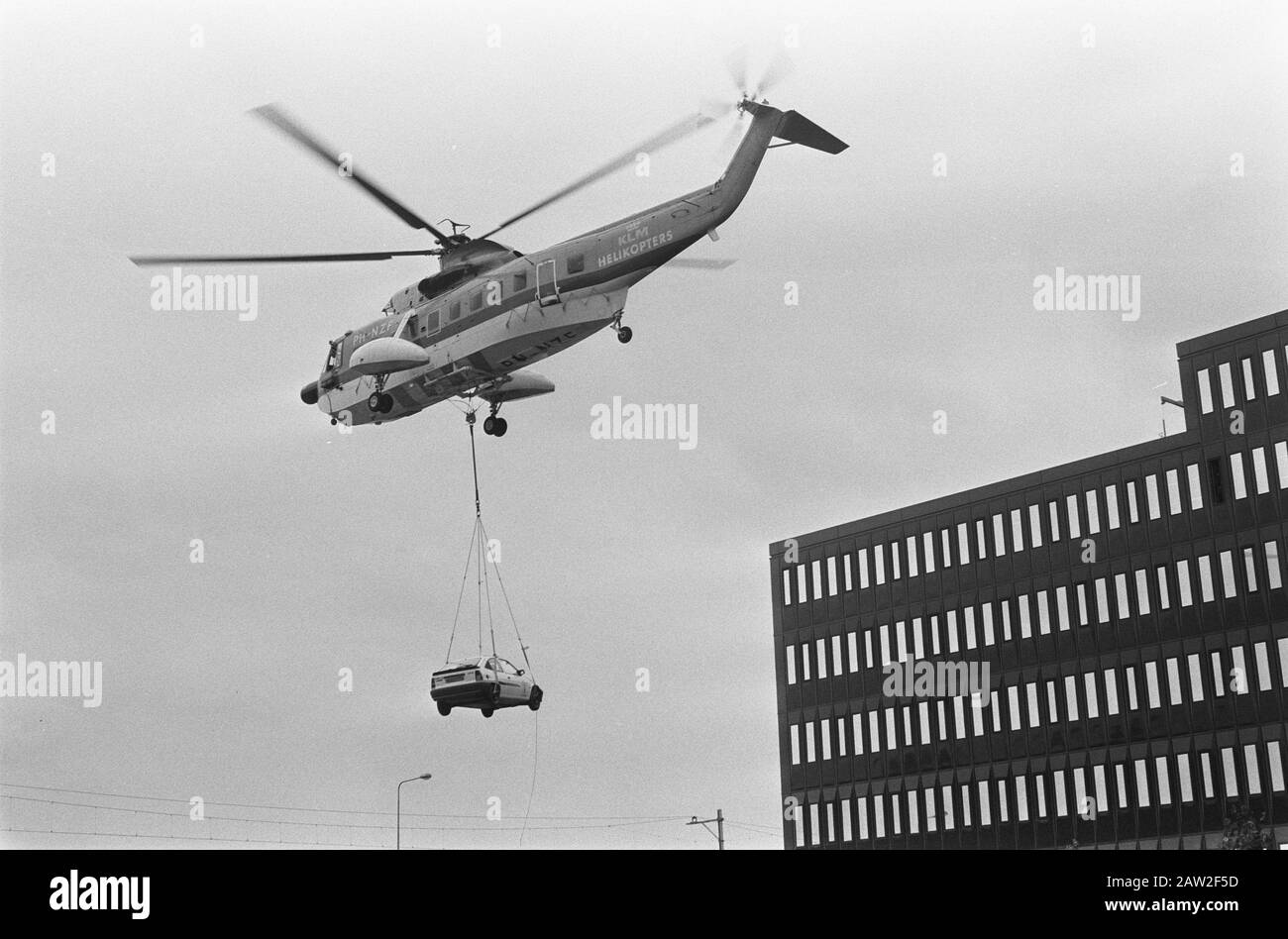 Conférence de presse de la Fondation Jeux olympiques de 1992; hélicoptère apporte voiture (loterie de prix) Date : 27 août 1986 mots clés : voitures, hélicoptères, conférences de presse Banque D'Images