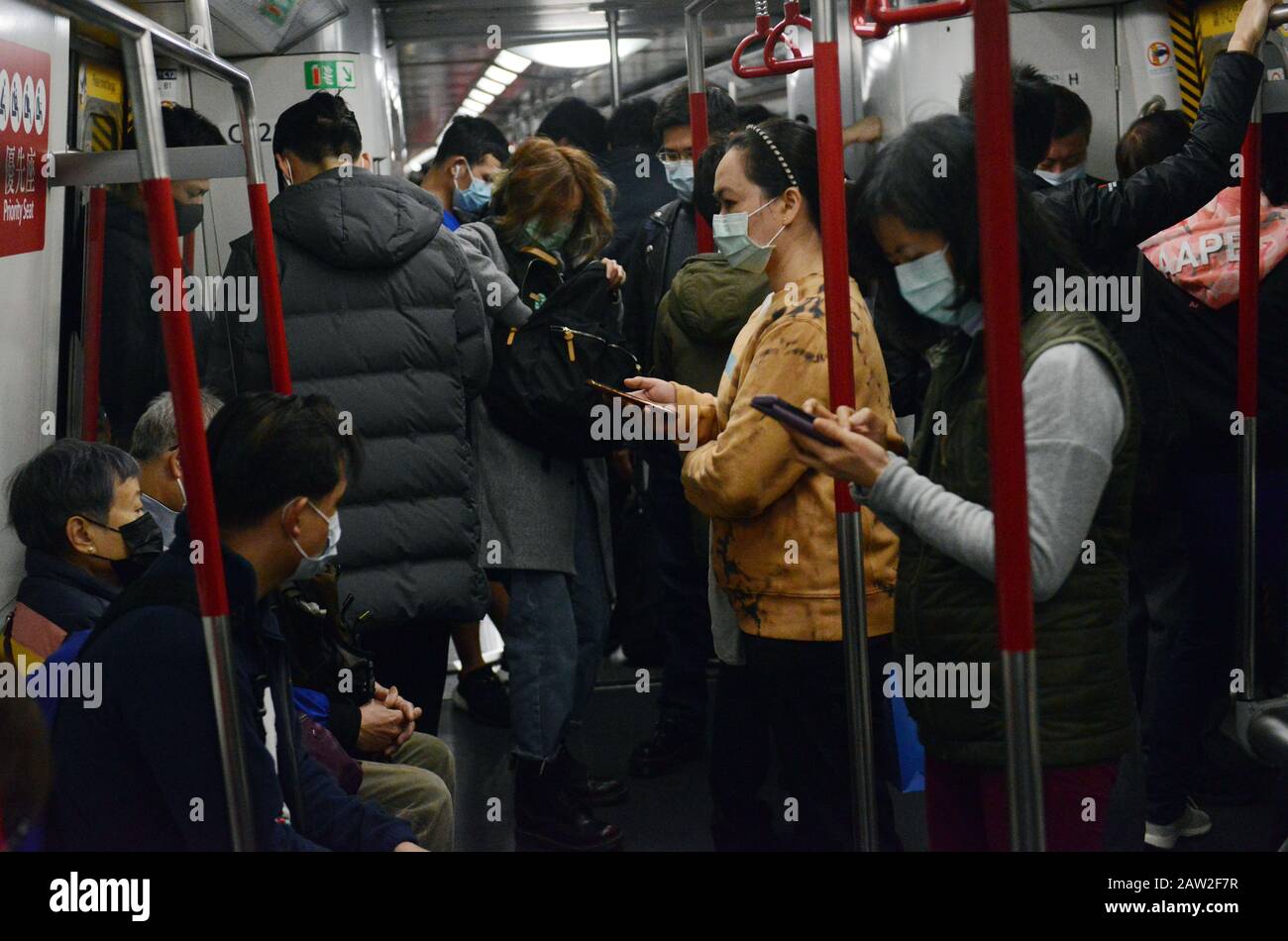 Hong Kongers portant des masques chirurgicaux pendant l épidémie du virus Wuhan Corona. Banque D'Images