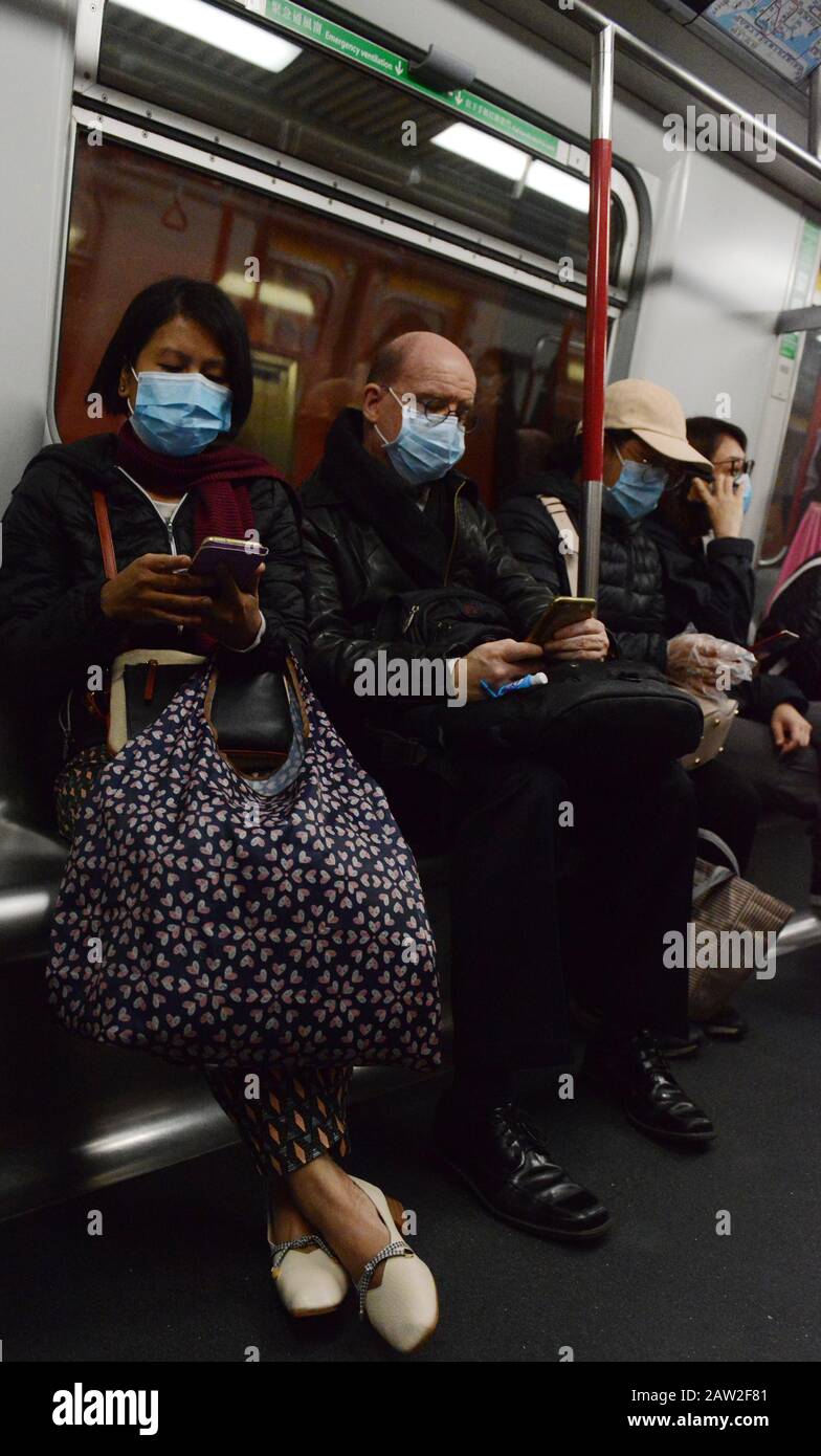 Hong Kongers portant des masques chirurgicaux pendant l épidémie du virus Wuhan Corona. Banque D'Images