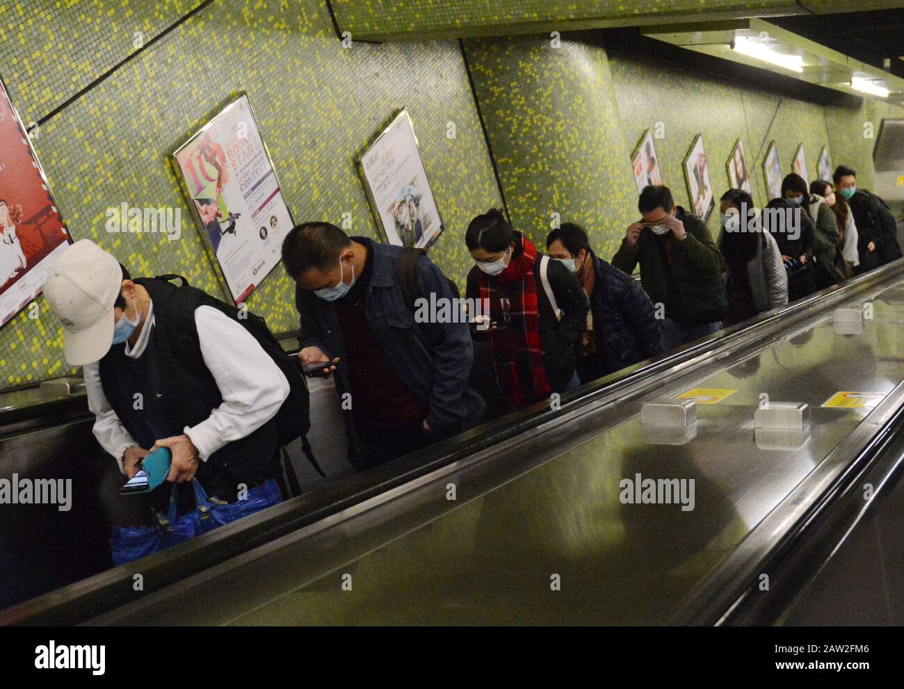 Hong Kongers portant des masques chirurgicaux pendant l'épidémie du virus Wuhan Corona. Banque D'Images