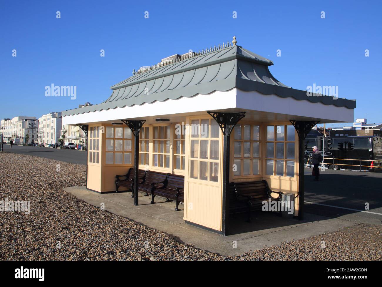 Abri sur la plage à Worthing sur la côte du Sussex de l'ouest Banque D'Images