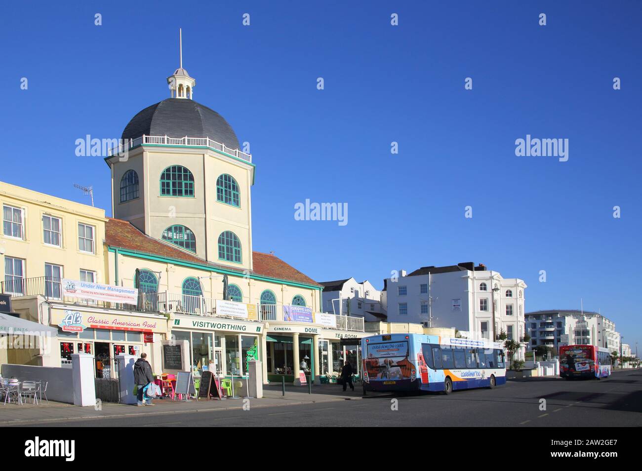 cinéma dome sur le front de mer à worthing sur la côte ouest du sussex Banque D'Images