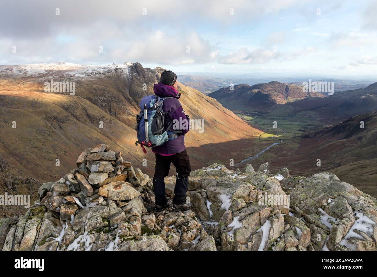 Walker en profitant de la vue sur Great Langdale et les Langdale Pikes de l'Est Haut de Rossett Pike, Lake District, Cumbria, Royaume-Uni Banque D'Images