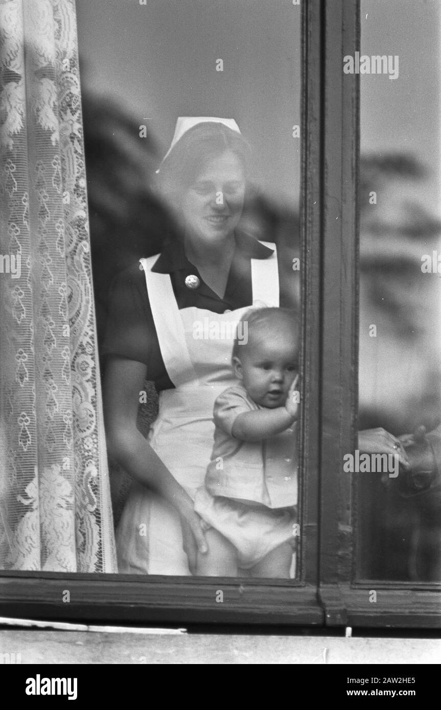 Grand Lit. Fenêtre Arrière De Prince Willem Alexander Date : Le 30 Avril 1968 Mots Clés : Reine Nom : Willem-Alexander, Prince Of Orange Banque D'Images Grand Lit. Fenêtre Arrière De Prince Willem Alexander Date : Le 30 Avril 1968 Mots Clés : Reine Nom : Willem-Alexander, Prince Of Orange Banque D'Images