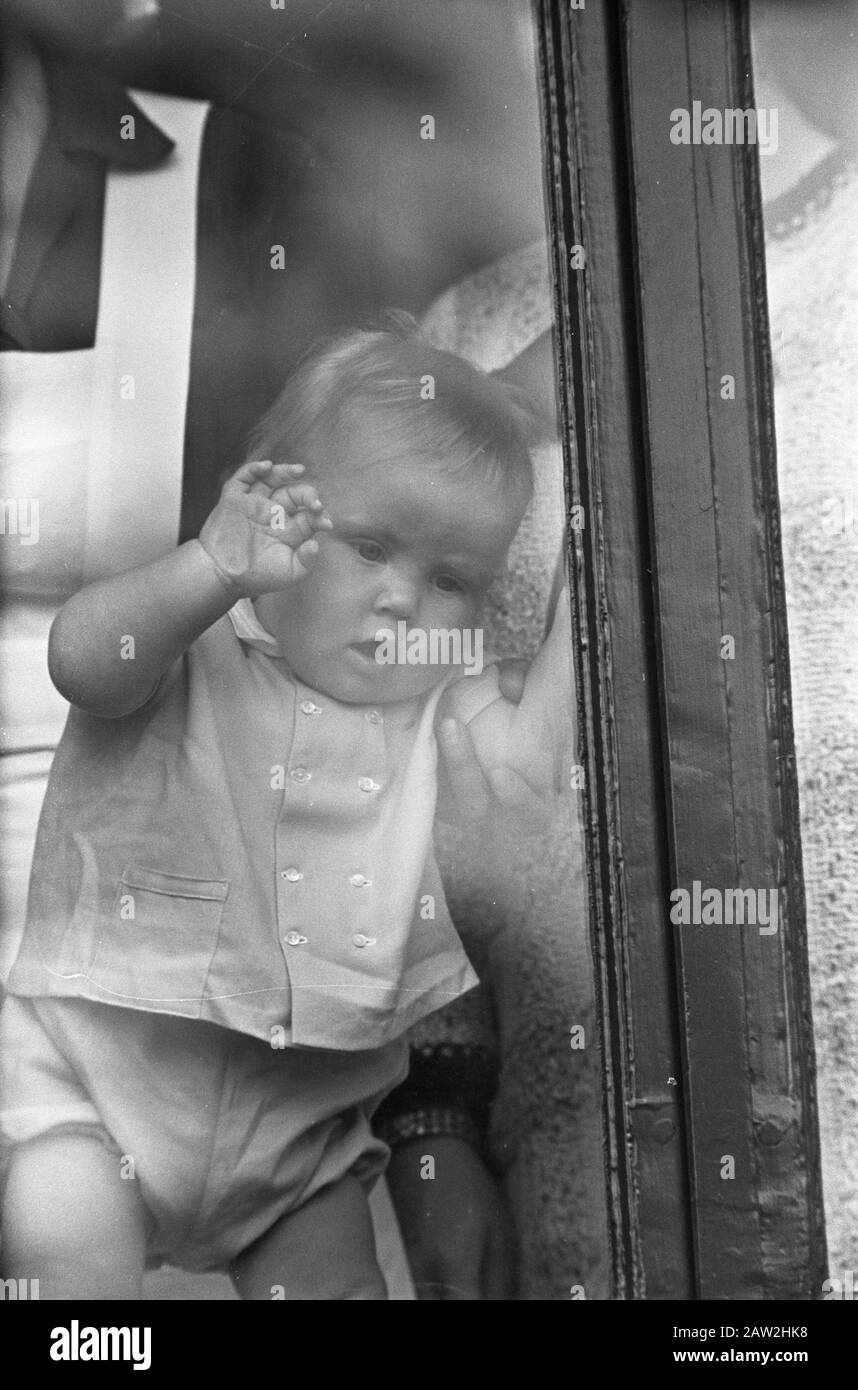 Grand Lit. Fenêtre Arrière De Prince Willem Alexander Date : Le 30 Avril 1968 Mots Clés : Reine Nom : Willem-Alexander, Prince Of Orange Banque D'Images Grand Lit. Fenêtre Arrière De Prince Willem Alexander Date : Le 30 Avril 1968 Mots Clés : Reine Nom : Willem-Alexander, Prince Of Orange Banque D'Images