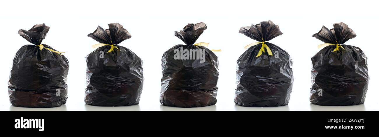 Poubelle, sac poubelle couleur noire pleine de litière et attaché isolé  contre fond blanc, collage, bannière Photo Stock - Alamy