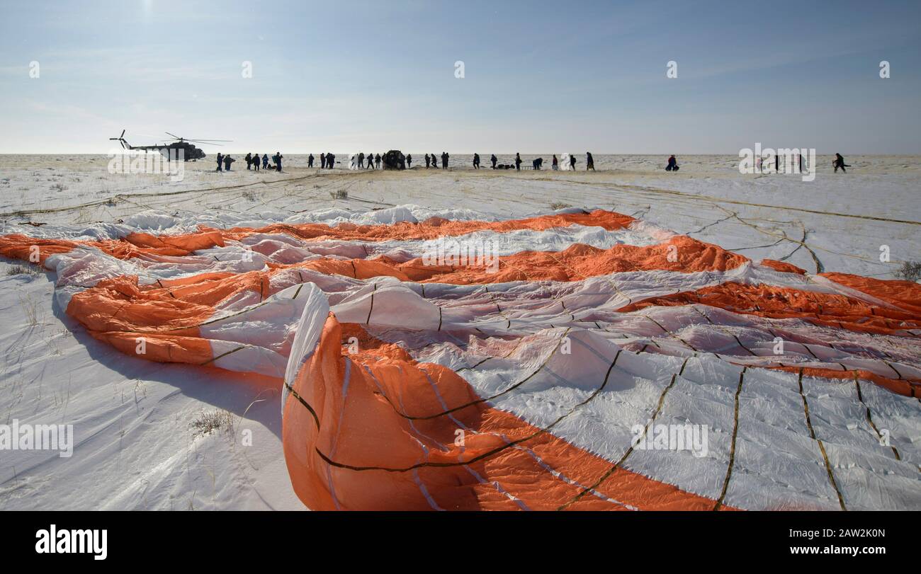 Le personnel de soutien russe travaille autour de l'engin spatial Soyuz MS-13 peu après son atterrissage dans une zone éloignée près de la ville de Zhezkazgan, au Kazakhstan, avec l'expédition 61 membres d'équipage Christina Koch de la NASA, Alexander Skvortsov de l'agence spatiale russe Roscosmos, Et Luca Parmitano de l'ESA (Agence spatiale européenne) jeudi 6 février 2020. Koch est rentré sur Terre après avoir fait 328 jours dans l'espace --- le plus long vol spatial de l'histoire par une femme --- comme membre des expéditions 59-60-61 sur la Station spatiale internationale. Skvortsov et Parmitano sont retournés après 201 jours dans l'espace où ils ont servi comme Expedit Banque D'Images