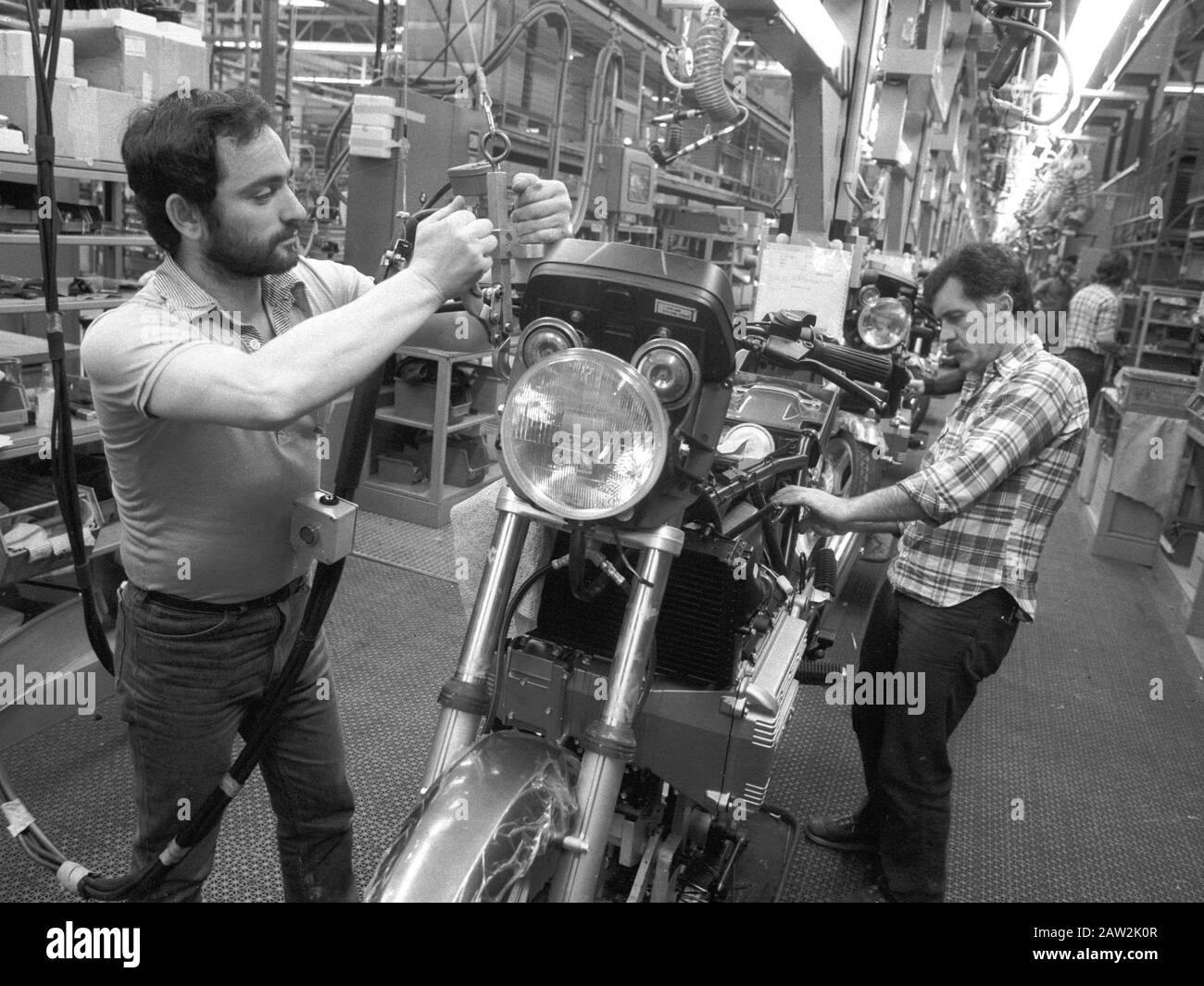 01 janvier 1984, Berlin: Les travailleurs assemblent une moto à l'usine BMW de Berlin-Spandau. (Enregistrement non daté, meilleure qualité d'image possible) photo : Paul Glaser/dpa-Zentralbild/ZB Banque D'Images