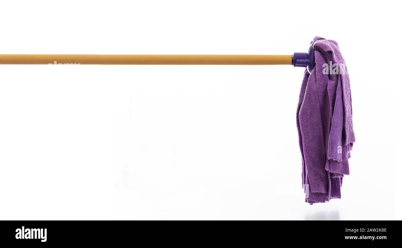 Balai de nettoyage isolé sur fond blanc. Mop humide au sol, couleur violette avec poignée, fournitures sanitaires pour le ménage. Espace de copie Banque D'Images