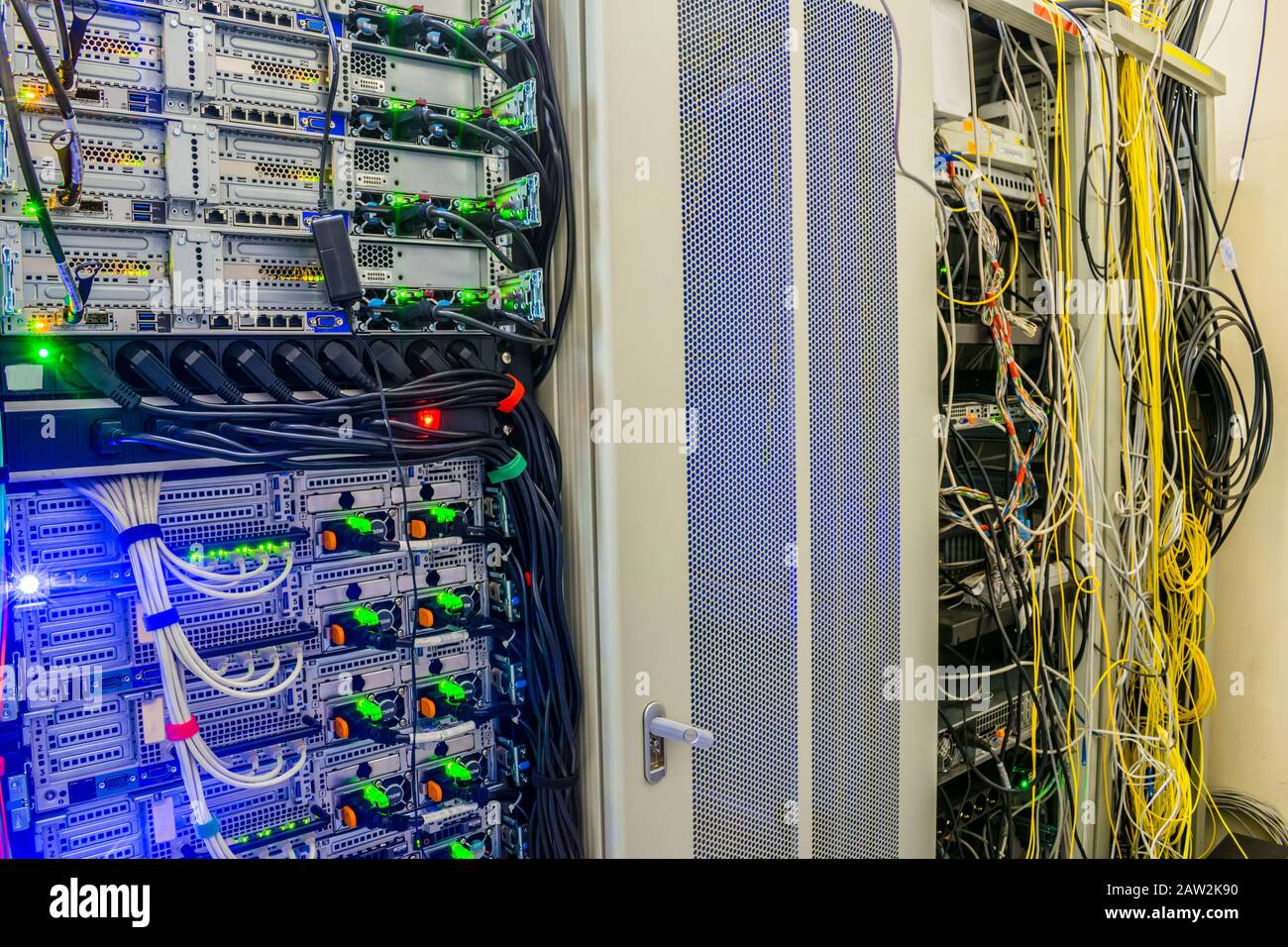 Des équipements informatiques puissants fonctionnent dans la salle des ...