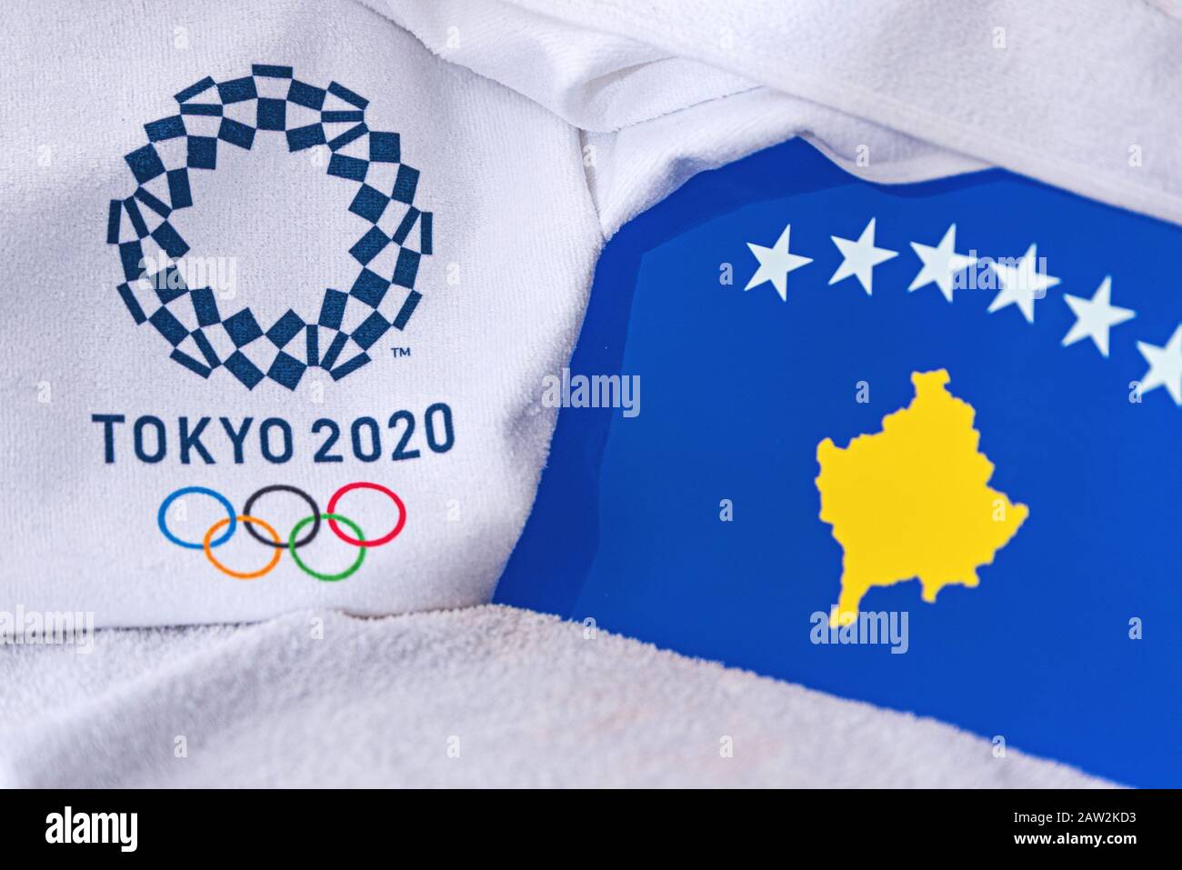 TOKYO, JAPON, FÉVRIER. 4, 2020: Drapeau national du Kosovo, logo officiel des Jeux olympiques d'été à Tokyo 2020. Fond blanc Banque D'Images