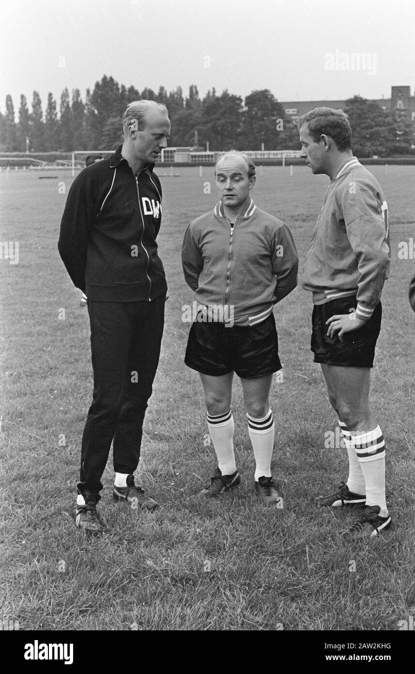 Piet Kruiver à DWS, v.l.n.n. Kruiver Jos Vonhof, [Aucun Nom Donné] Date : 25 Juin 1966 Nom De La Personne : Kruiver, Piet, Vonhof, Jos Banque D'Images
