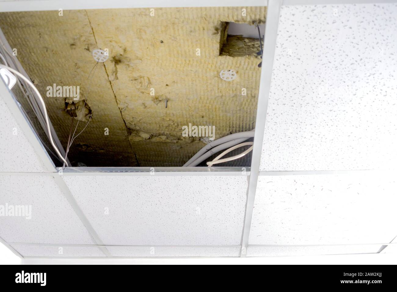 Carrés de gypse d'un faux plafond. Plaque de plafond suspendue cassée Banque D'Images
