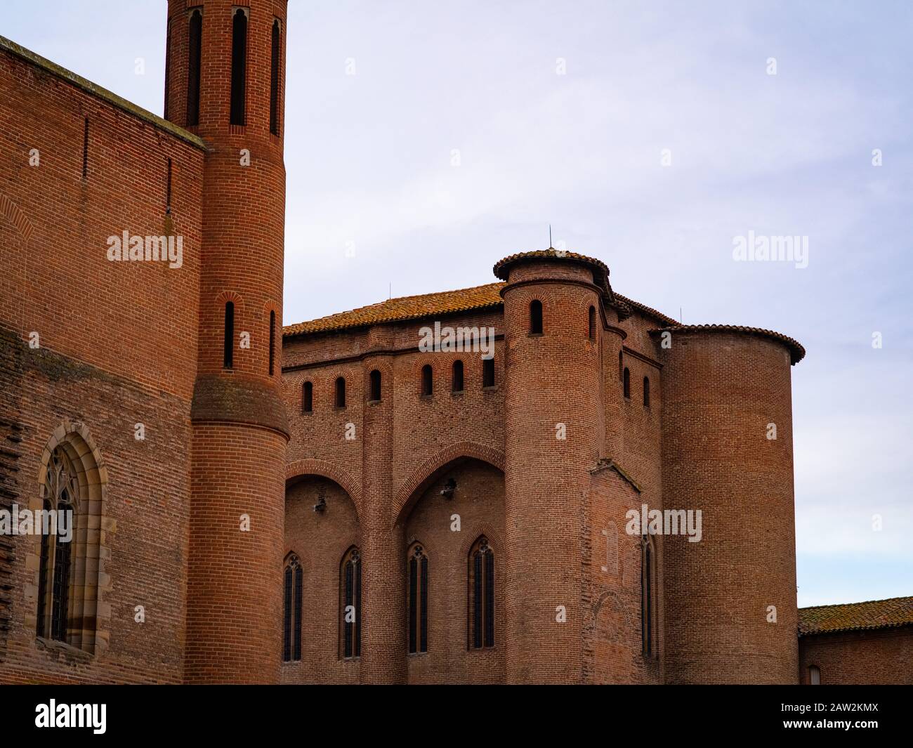 Façade En Brique De La Cathédrale D'Albi Avec Un Ciel Dans L'Arrière-Plan Banque D'Images