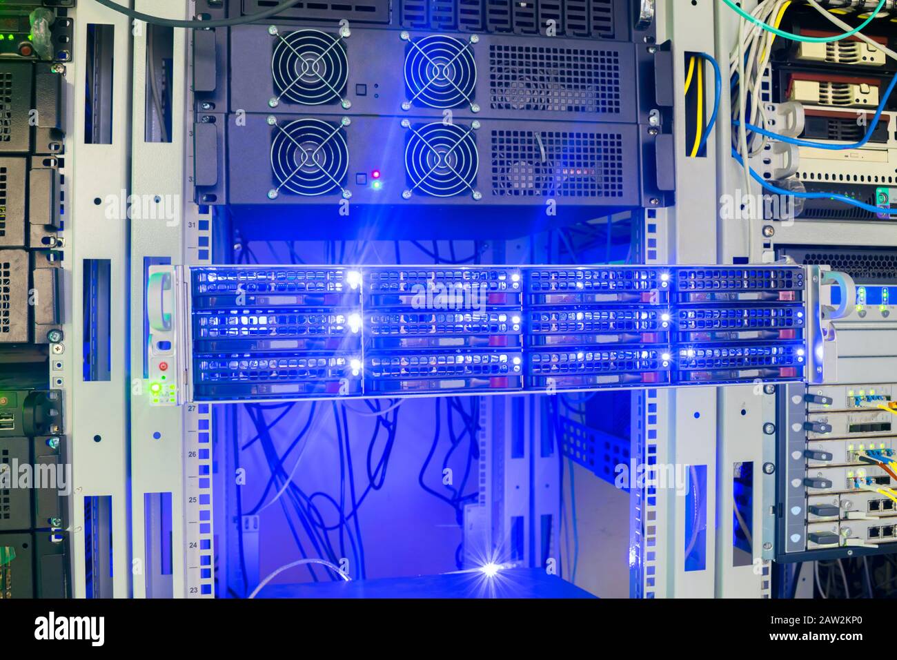 Gros plan sur le serveur d'accès Internet. Un ensemble moderne  d'équipements informatiques est installé dans le centre de données. Les  serveurs puissants fonctionnent en rack Photo Stock - Alamy