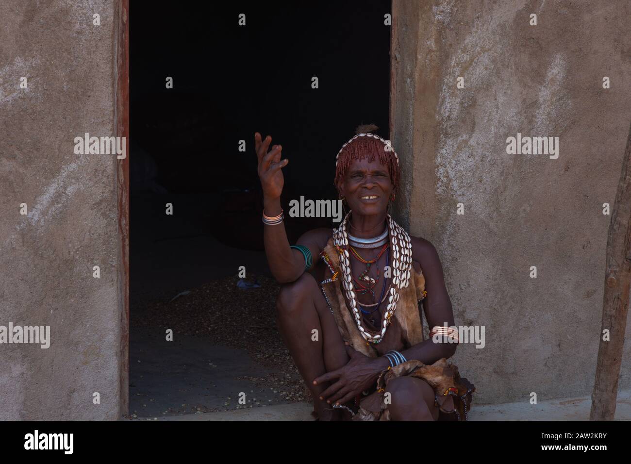 Turmi, Ethiopie - Nov 2018: Femme de la tribu Hamer assise devant la maison. Vallée de l'Omo Banque D'Images