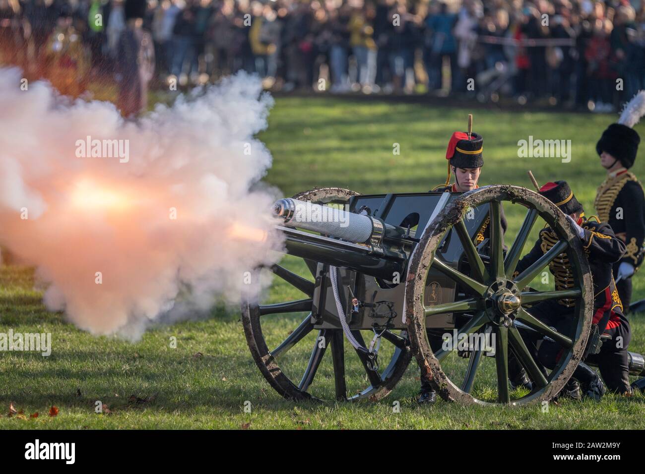 The Green Park, Londres, Royaume-Uni. 6 février 2020. Des armes de l’Artillerie royale du Troop du roi tirent un 41 Salute pistolet pour marquer l’anniversaire de l’adhésion de HM La Reine à midi. Crédit : Malcolm Park/Alay Live News. Banque D'Images