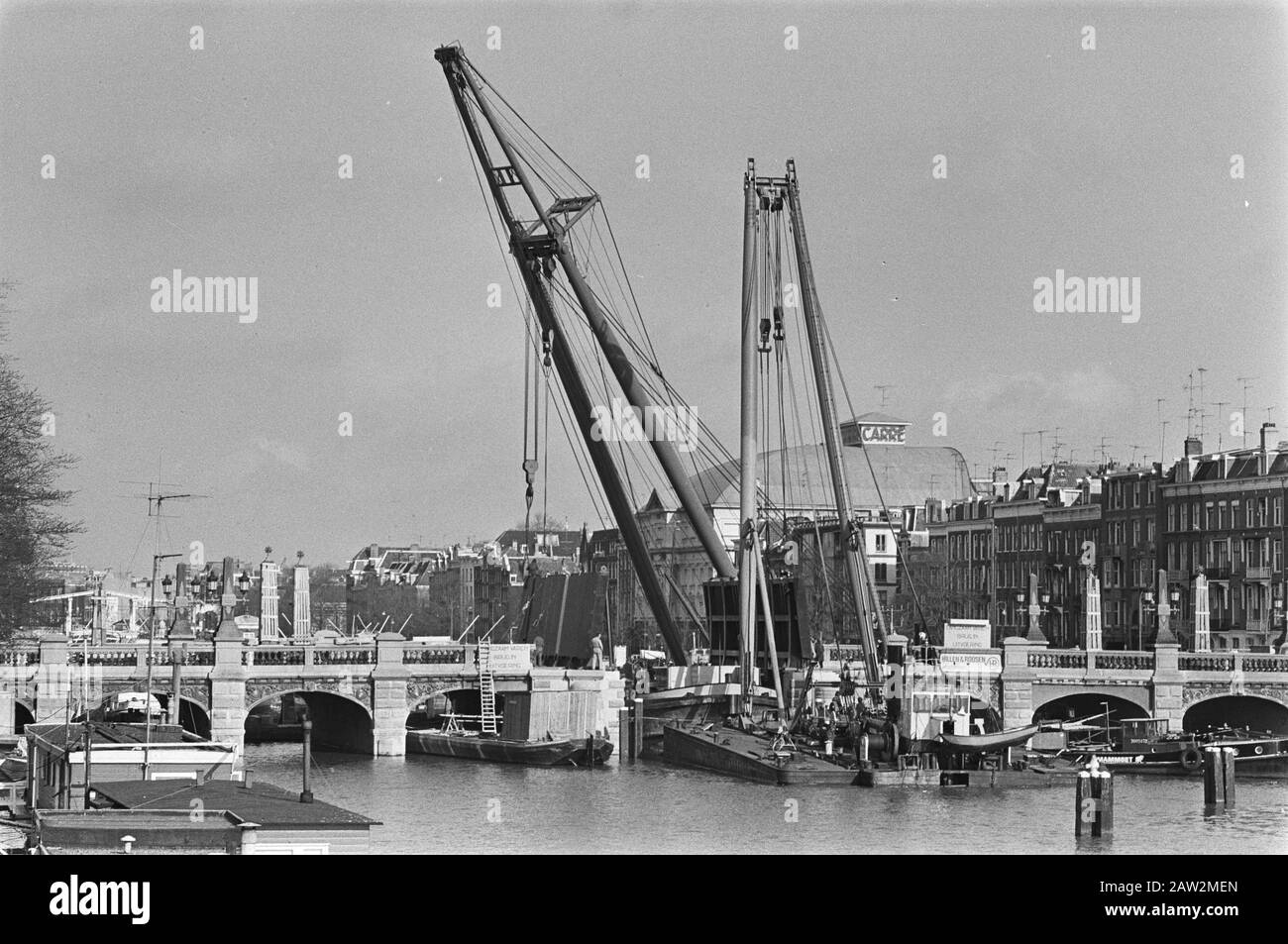 Installation des pièces mobiles du pont à verrou haut à Amsterdam par une grue flottante Date: 10 mars 1977 lieu: Amsterdam, Noord-Holland mots clés: Bokkranen, ponts, canaux, paysages urbains Banque D'Images