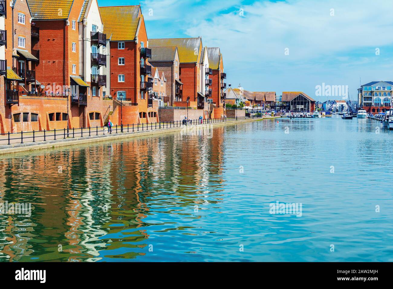 Eastbourne, EAST SUSSEX, Royaume-Uni - 23 MAI : vue sur le port souverain, les maisons et les bateaux à Eastbourne, dans le East Sussex, le 23 mai 2019 Banque D'Images