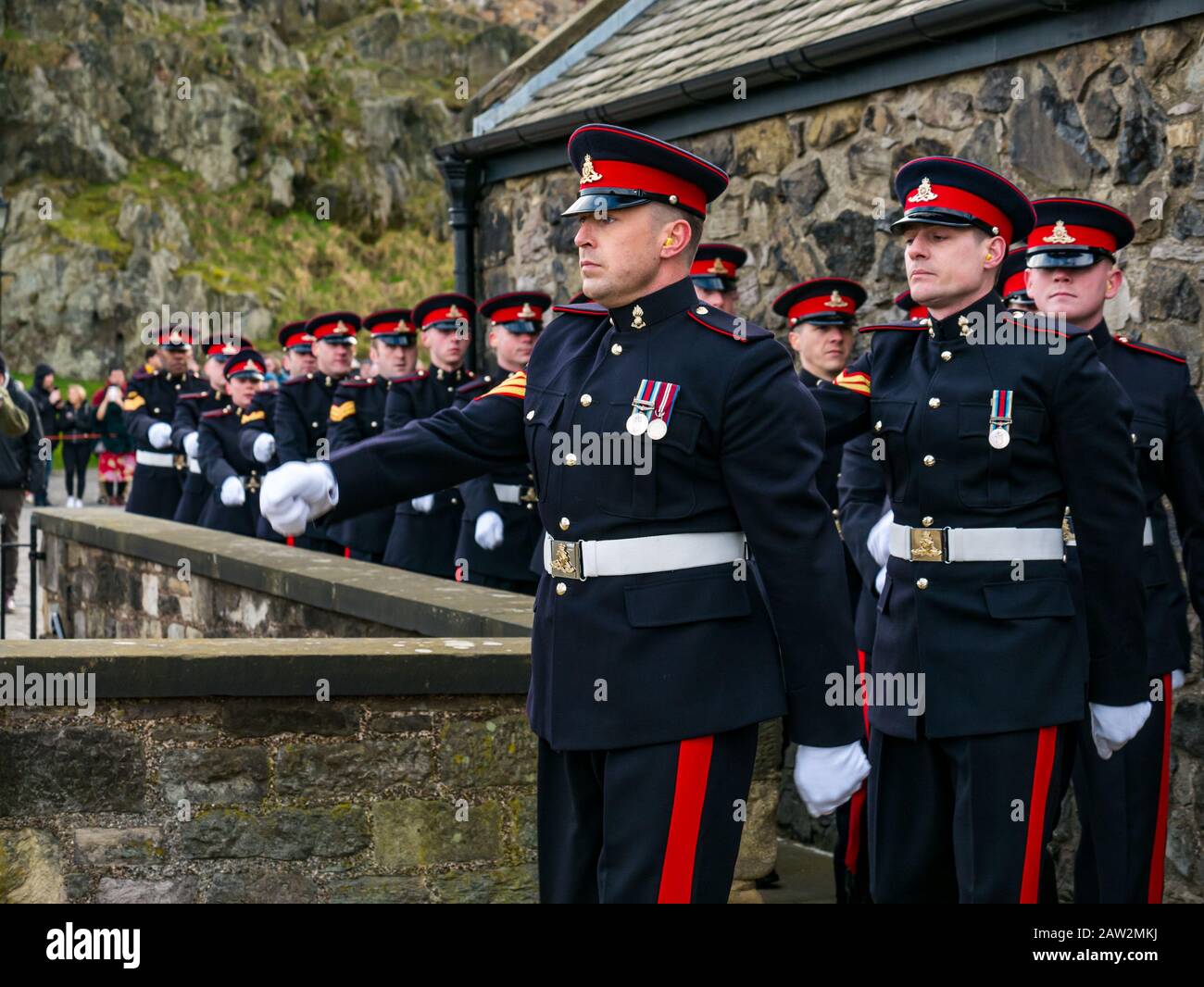 Edinburgh Castle, Édimbourg, Écosse, Royaume-Uni. 06 février 2020. 21 Salute militaire : le salut de l'Artillerie royale du 26 Régiment marque l'occasion de l'accession de la Reine au trône le 6 février 1952, il y a 68 ans, avec des soldats qui marchent Banque D'Images