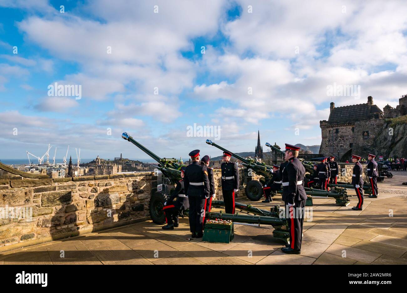 Edinburgh Castle, Édimbourg, Écosse, Royaume-Uni. 06 février 2020. 21 Salute d'armes : le salut de l'Artillerie royale du 26 Régiment sur le mont Mills marque l'occasion de l'accession de la Reine HM au trône le 6 février 1952, il y a 68 ans, Le régiment d'artillerie est à l'attention Banque D'Images