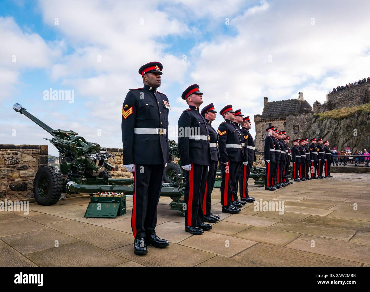 Edinburgh Castle, Édimbourg, Écosse, Royaume-Uni. 06 février 2020. 21 Salute d'armes : le salut de l'Artillerie royale du 26 Régiment sur le mont Mills marque l'occasion de l'accession de la Reine HM au trône le 6 février 1952, il y a 68 ans, Le régiment d'artillerie est à l'attention Banque D'Images