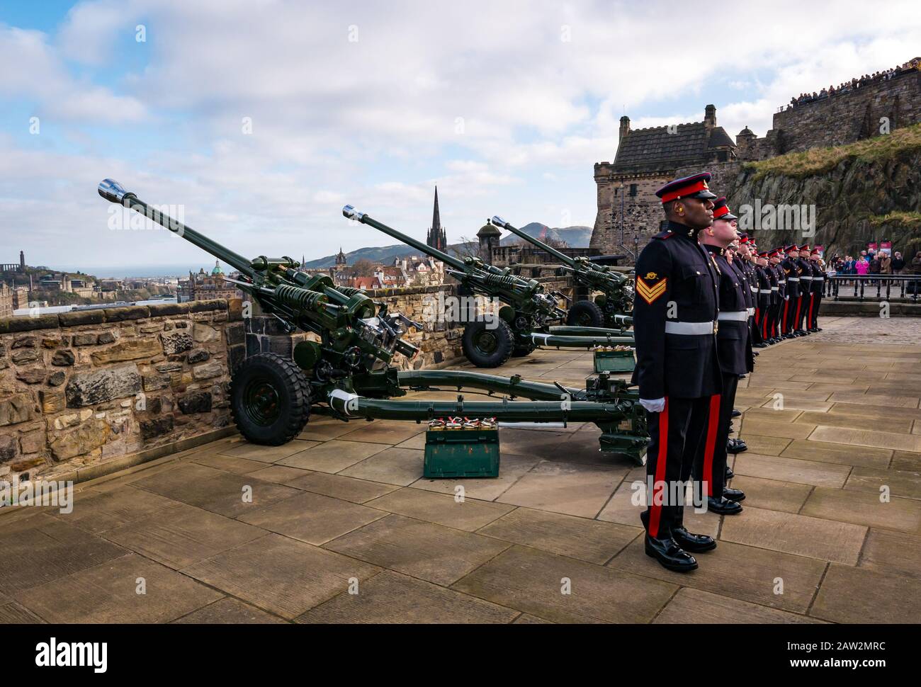 Edinburgh Castle, Édimbourg, Écosse, Royaume-Uni. 06 février 2020. 21 Salute d'armes : le salut de l'Artillerie royale du 26 Régiment sur le mont Mills marque l'occasion de l'accession de la Reine HM au trône le 6 février 1952, il y a 68 ans, Le régiment d'artillerie est à l'attention Banque D'Images