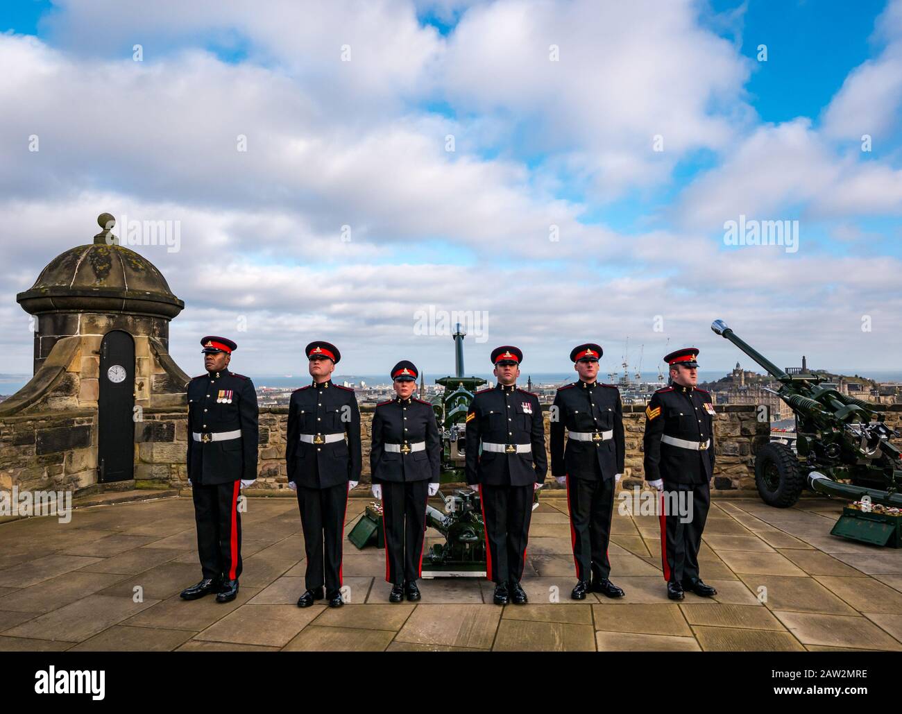 Edinburgh Castle, Édimbourg, Écosse, Royaume-Uni. 06 février 2020. 21 Salute d'armes : le salut de l'Artillerie royale du 26 Régiment sur le mont Mills marque l'occasion de l'accession de la Reine HM au trône le 6 février 1952, il y a 68 ans, Le régiment d'artillerie est à l'attention Banque D'Images