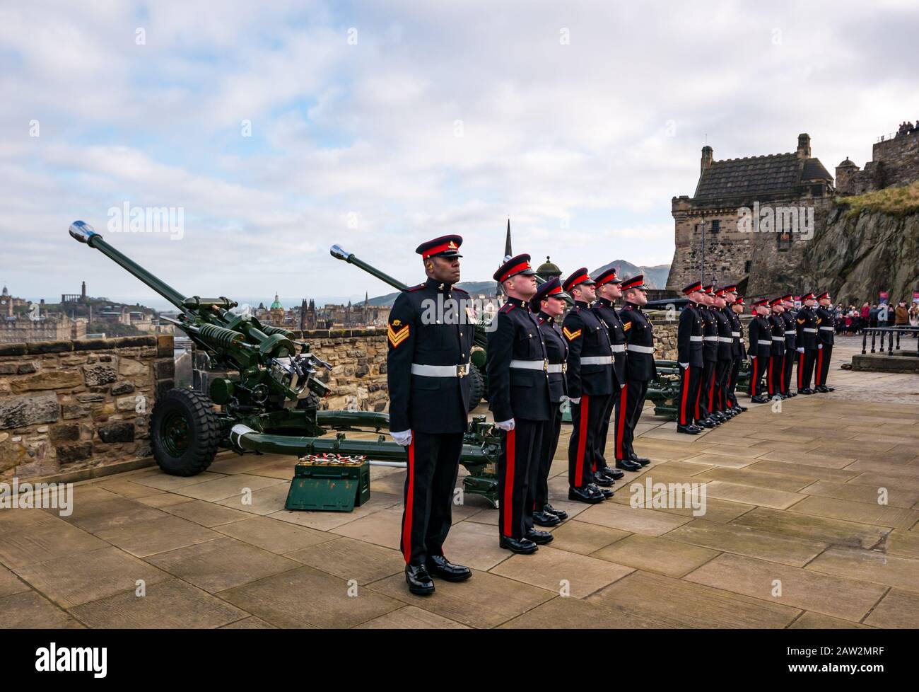 Edinburgh Castle, Édimbourg, Écosse, Royaume-Uni. 06 février 2020. 21 Salute d'armes : le salut de l'Artillerie royale du 26 Régiment sur le mont Mills marque l'occasion de l'accession de la Reine HM au trône le 6 février 1952, il y a 68 ans, Le régiment d'artillerie est à l'attention Banque D'Images