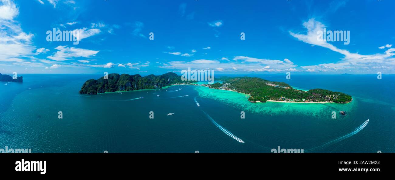 Panorama des îles tropicales Phi Phi Don et Phi Phi Leh en mer. Vacances concept de vacances contexte. Vue aérienne de la baie de Tonsai avec de nombreux bateaux et s. Banque D'Images