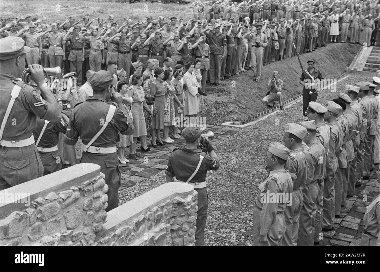 Rapport Semarang et cérémonie de l'environnement T-Brigade Ereveld Tjandi (Candi). Wilhelmus Joué Date: Mars 1947 Lieu: Indonésie, Java, Hollandais East Indies, Semarang Banque D'Images