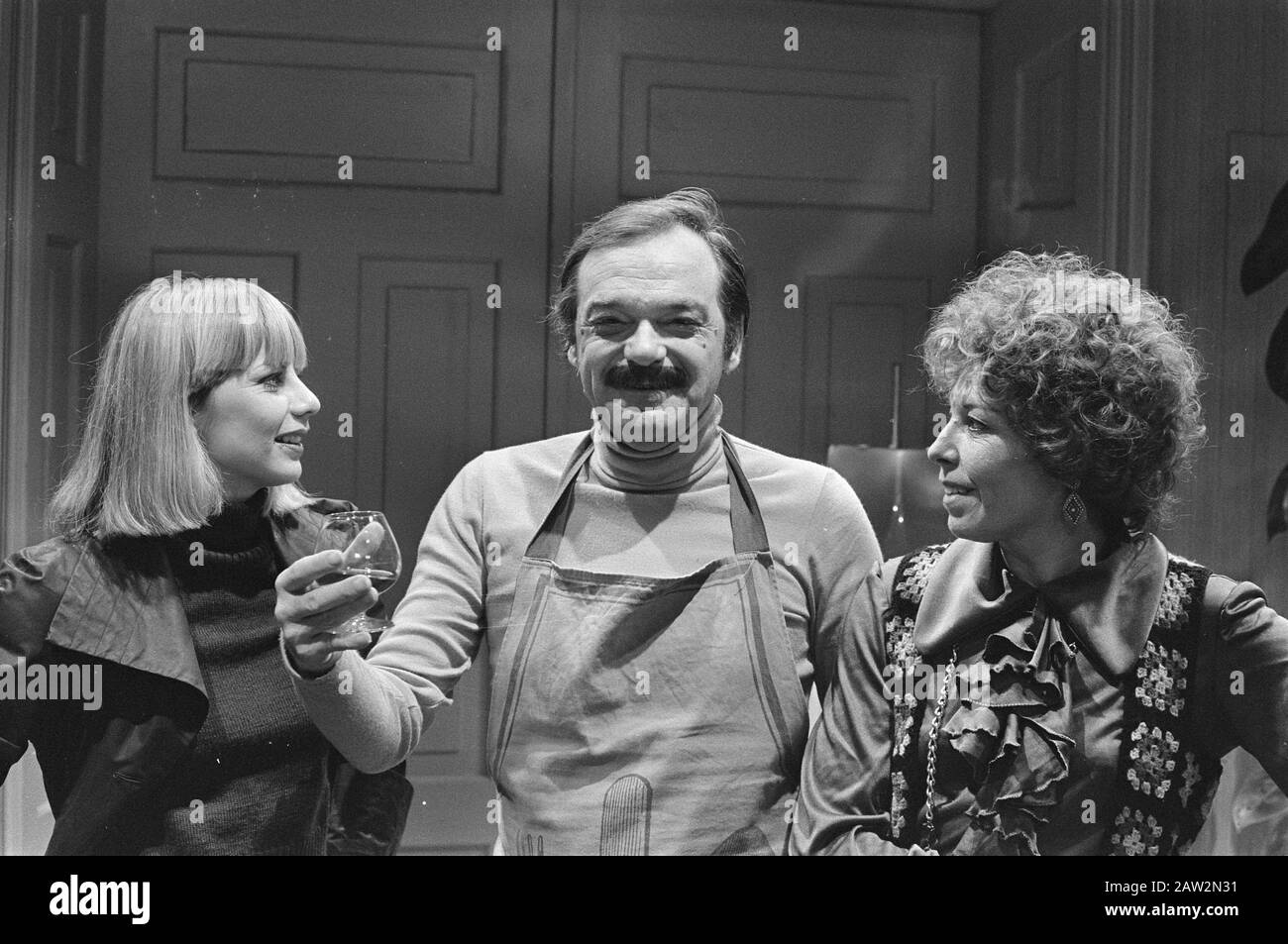 Plâtre Quay 17 TV; v.l.n.n. Trudy Labij, Jan Blaaser And Mart Gevers Date : 13 Janvier 1976 Mots Clés : Série Télévisée Nom De La Personne : Blaaser, Jan, Gevers, Mart, Labij, Trudy Banque D'Images