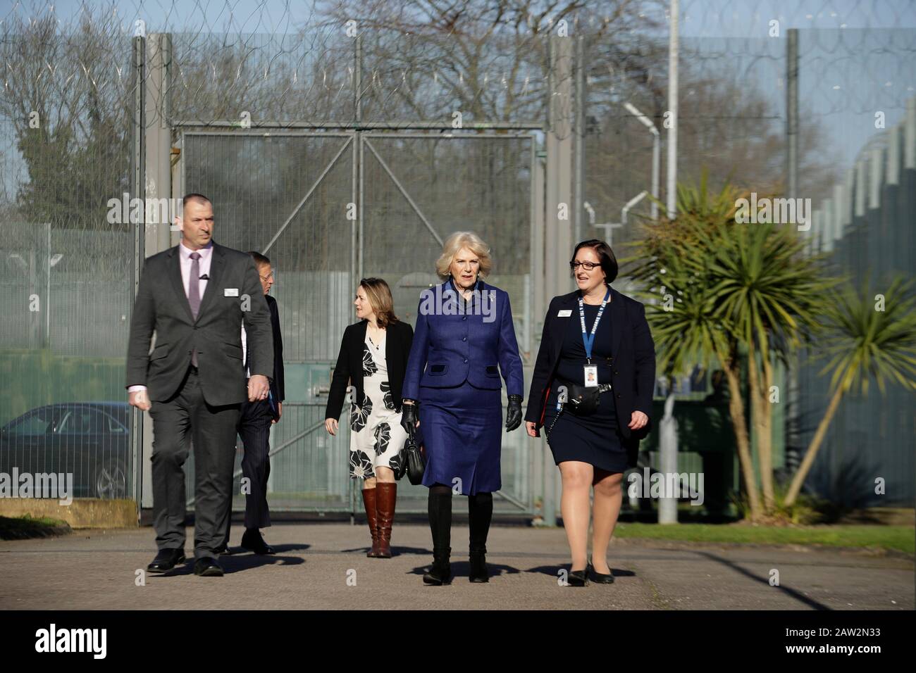 La duchesse de Cornwall (centre) aux côtés du gouverneur Natasha Wilson à son arrivée pour une visite à la prison de sa Majesté Downview à Sutton, Surrey. Banque D'Images