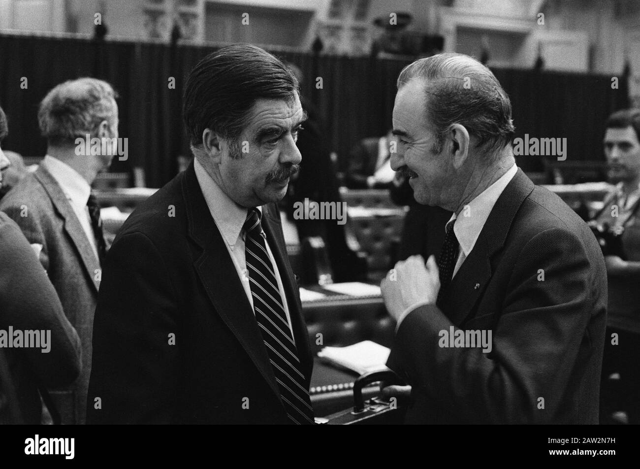 Chambre basse: Débat nucléaire (adopté le 20 décembre) l'équipe (VVD) (L) rencontre le ministre Van der Klaauw (Affaires étrangères) Annotation: Bande négative marginale: # 15, 16. : Equipe (VVD) (l), Ministre de Klaauw Date : 19 décembre 1979 lieu : la Haye, Hollande-Méridionale mots clés : armes nucléaires, ministres, débats parlementaires, personne politique Nom : Klaauw, Chris van der, équipe, Ad : Croes, Rob C. / Anefo, Titulaire du droit d'auteur : Archives nationales Type de matériel : Numéro d'inventaire des archives négatives (noir et blanc) : voir accès 2.24.01.05 Banque D'Images