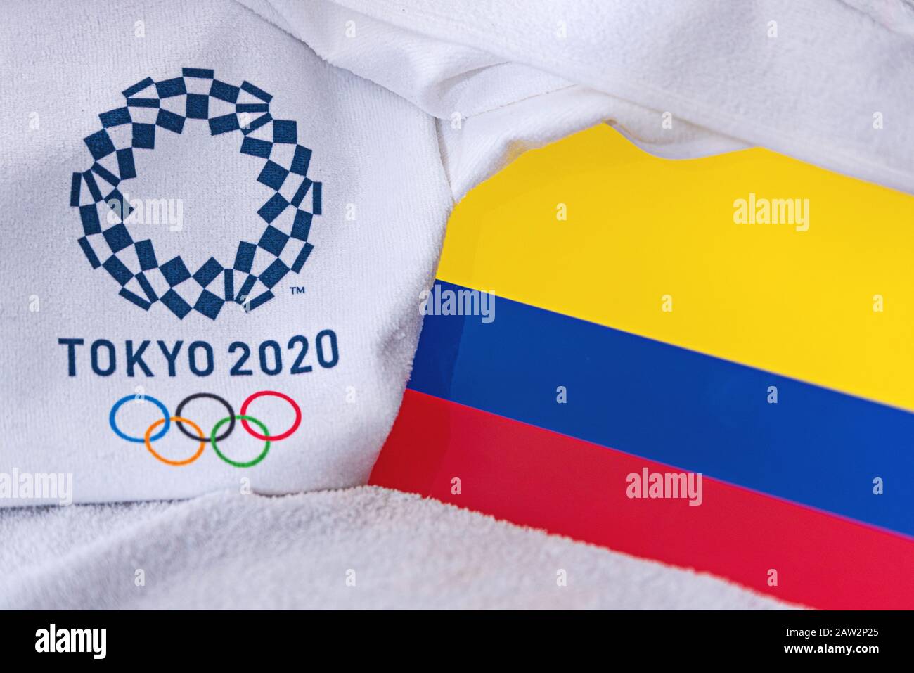 TOKYO, JAPON, FÉVRIER. 4, 2020: Drapeau national de la Colombie, logo officiel des Jeux olympiques d'été à Tokyo 2020. Fond blanc Banque D'Images